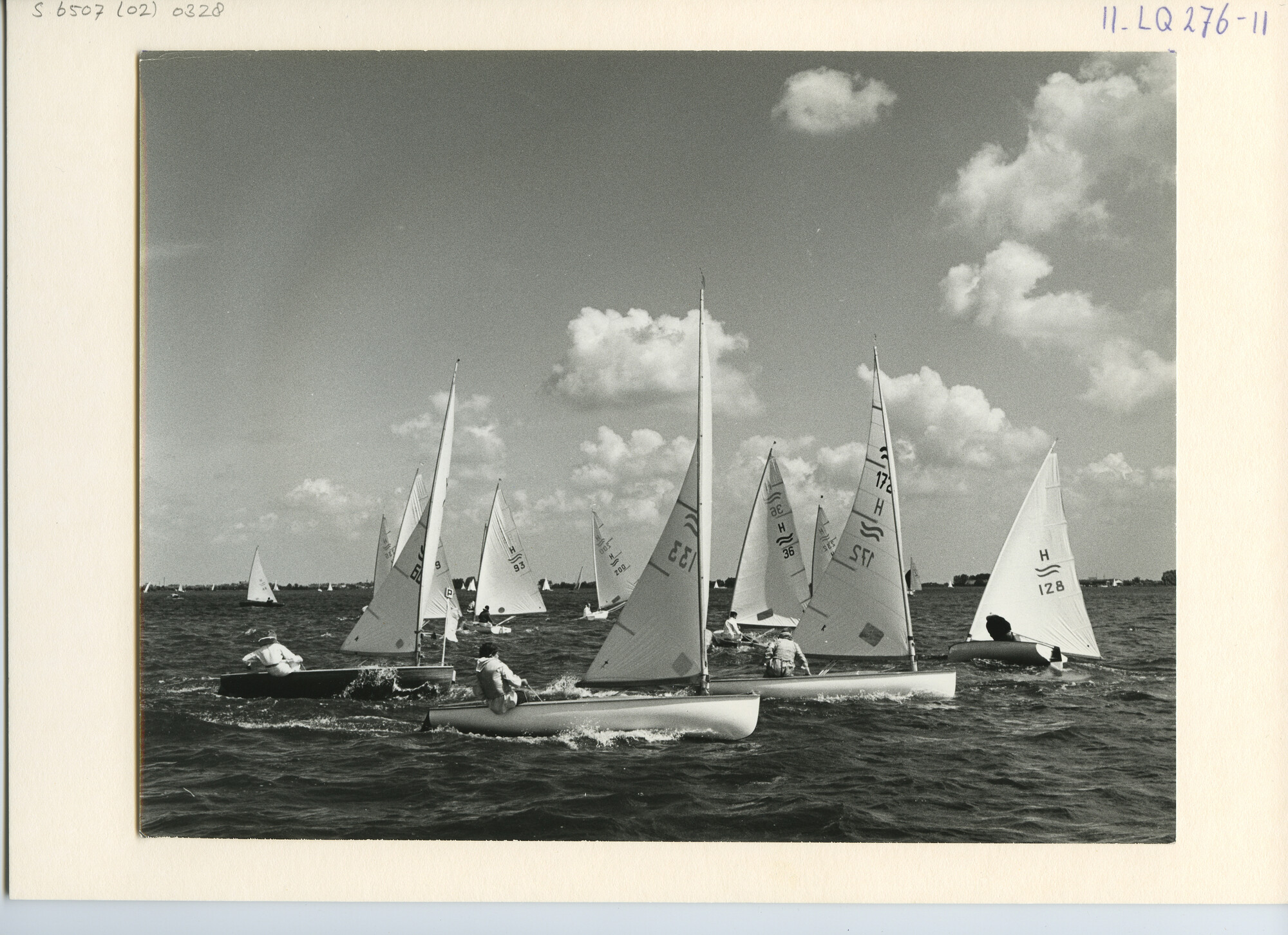 S.6507(02)0328.01; Zwart-wit foto van Finnjollen tijdens de Braassemweek; foto