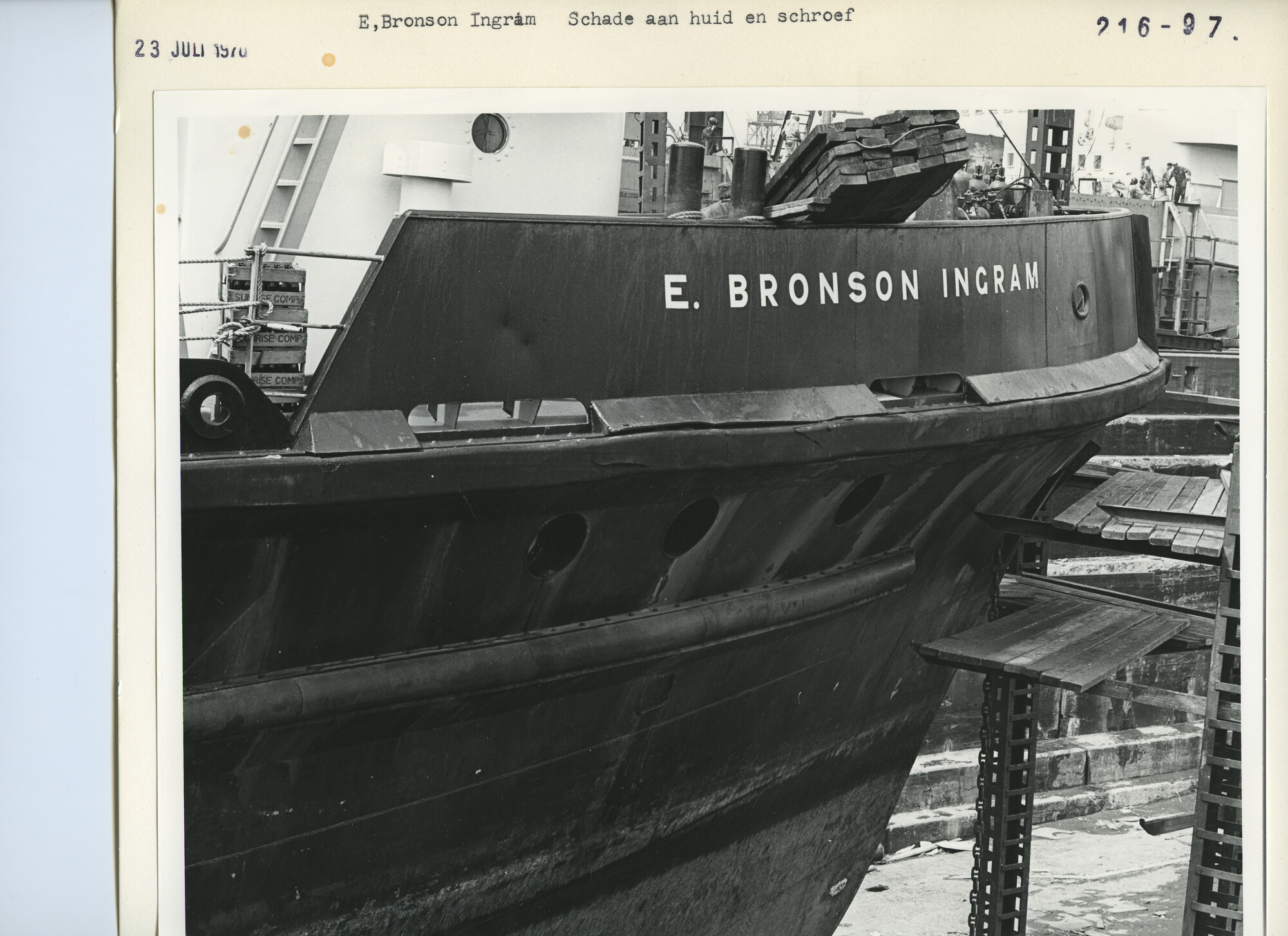 S.5444(5147)10; Foto van de schade aan huid en schroef van de sleepboot E. Bronson Ingram; foto