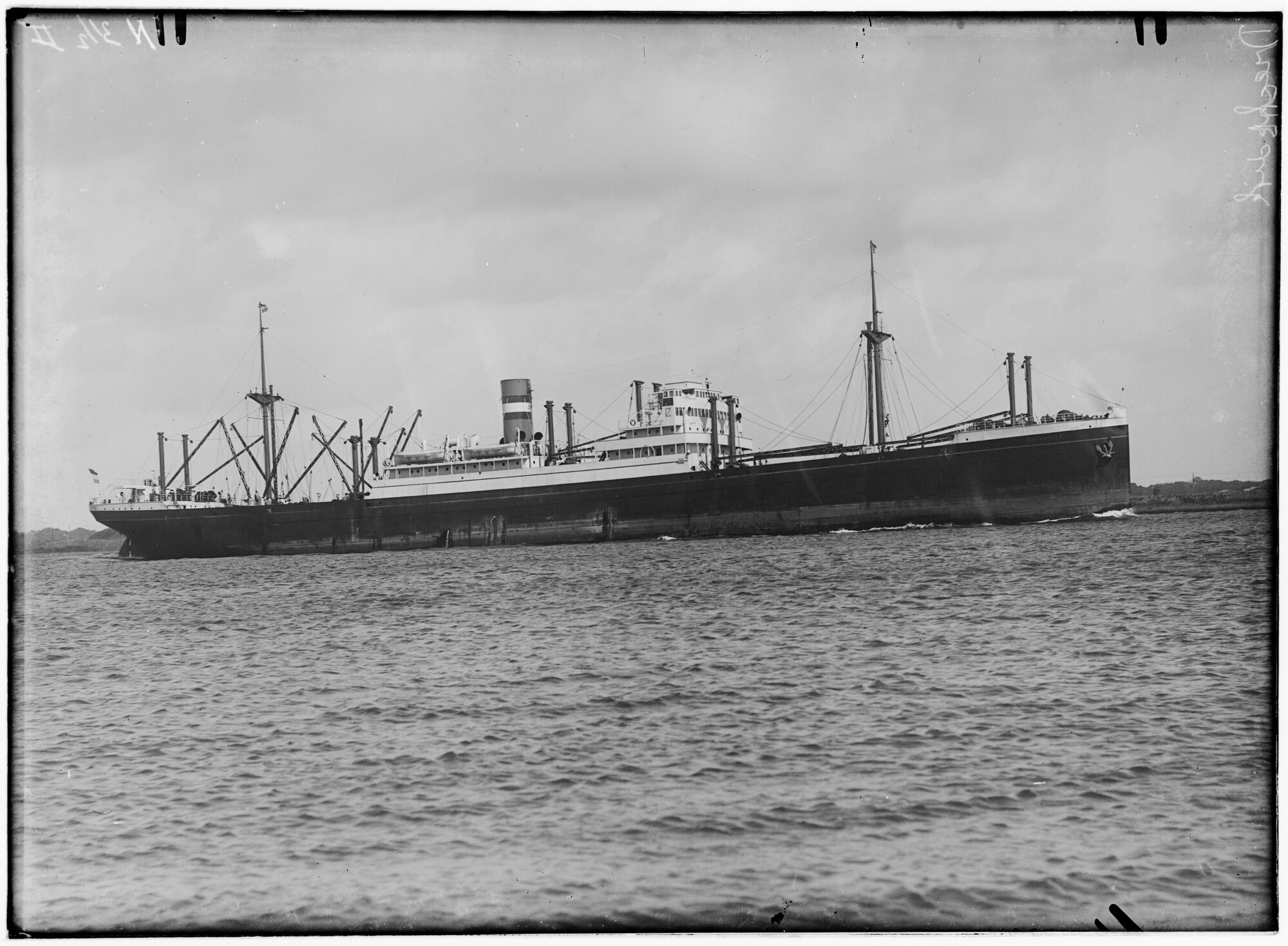 2018.1111; Glasnegatief van het vracht- en passagiersschip Drechtdijk (Nederlands, 1923); glasnegatief