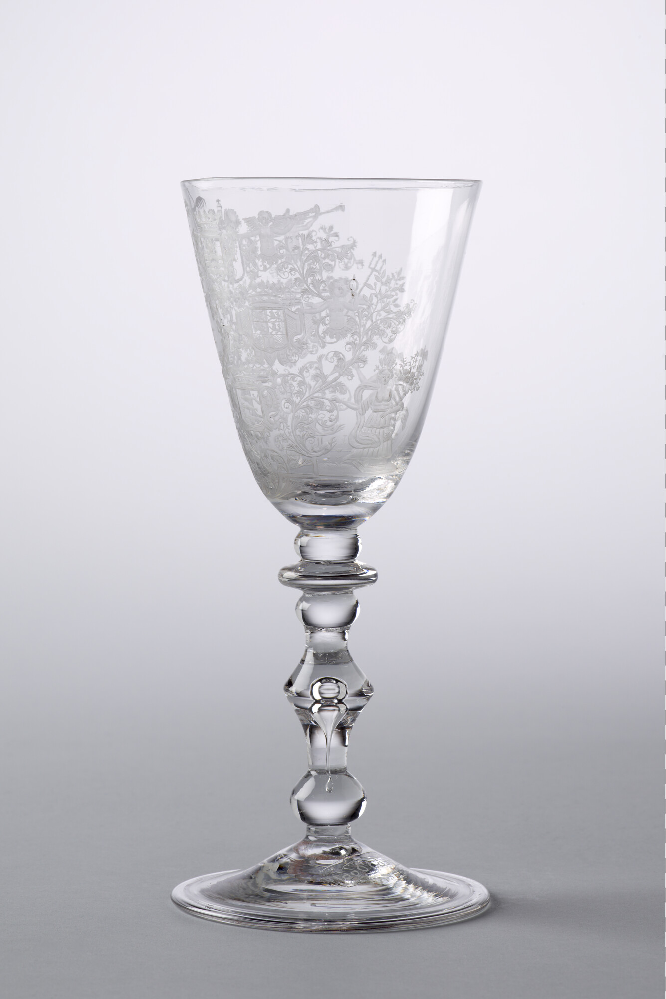 1990.0934; Dekselbokaal met de stadswapens van de zes kamers van de VOC; drinkglas