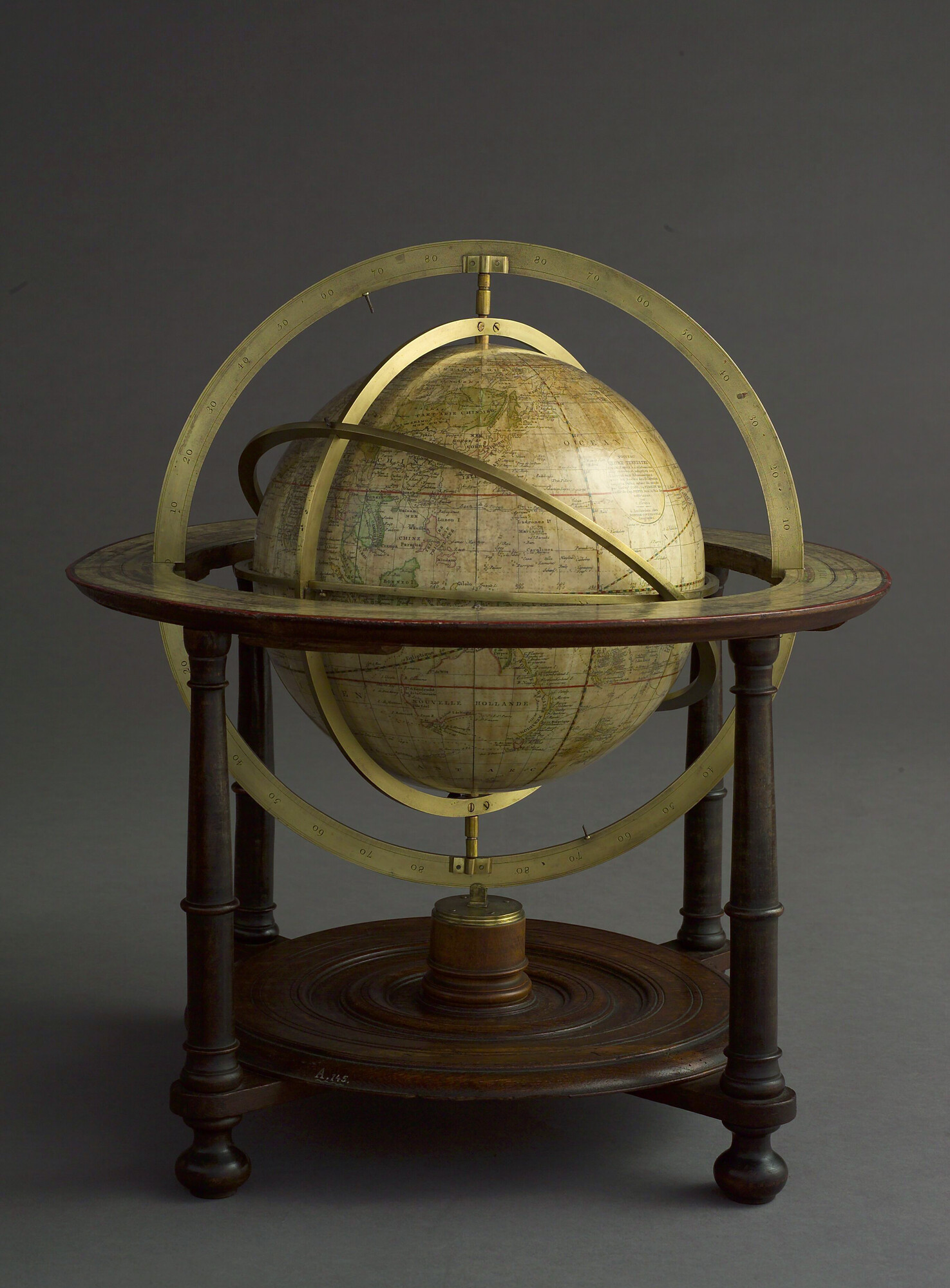 A.0145(025)22; Aardglobe van 31 cm. in doorsnede vervaardigd door Cornelis Covens en gegraveerd door Cornelis van Baarsel, met ringen gemonteerd rond de globe; globe