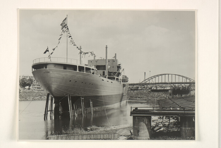 S.5219(12)0112; Foto's van de tewaterlating van het Finse vrachtschip ss. 'Pamilo' voor Enso Gutzeit te Helsinki vanaf de dwarshelling van de ASM; fotoreportage