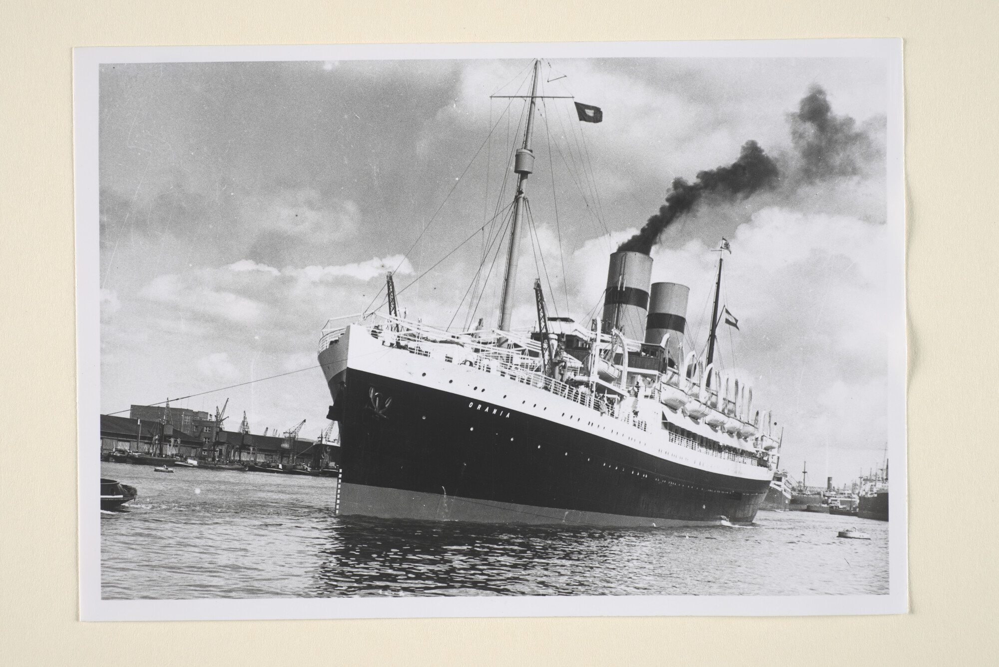 1995.5501; Het passagiersschip ss. 'Orania' vertrekt uit de haven van Amsterdam; foto