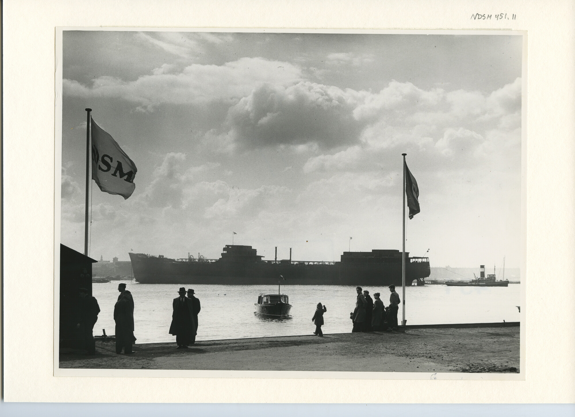 S.5444(2348)4; Foto van de tewaterlating van de tanker ss. Kermia bij de NDSM; foto