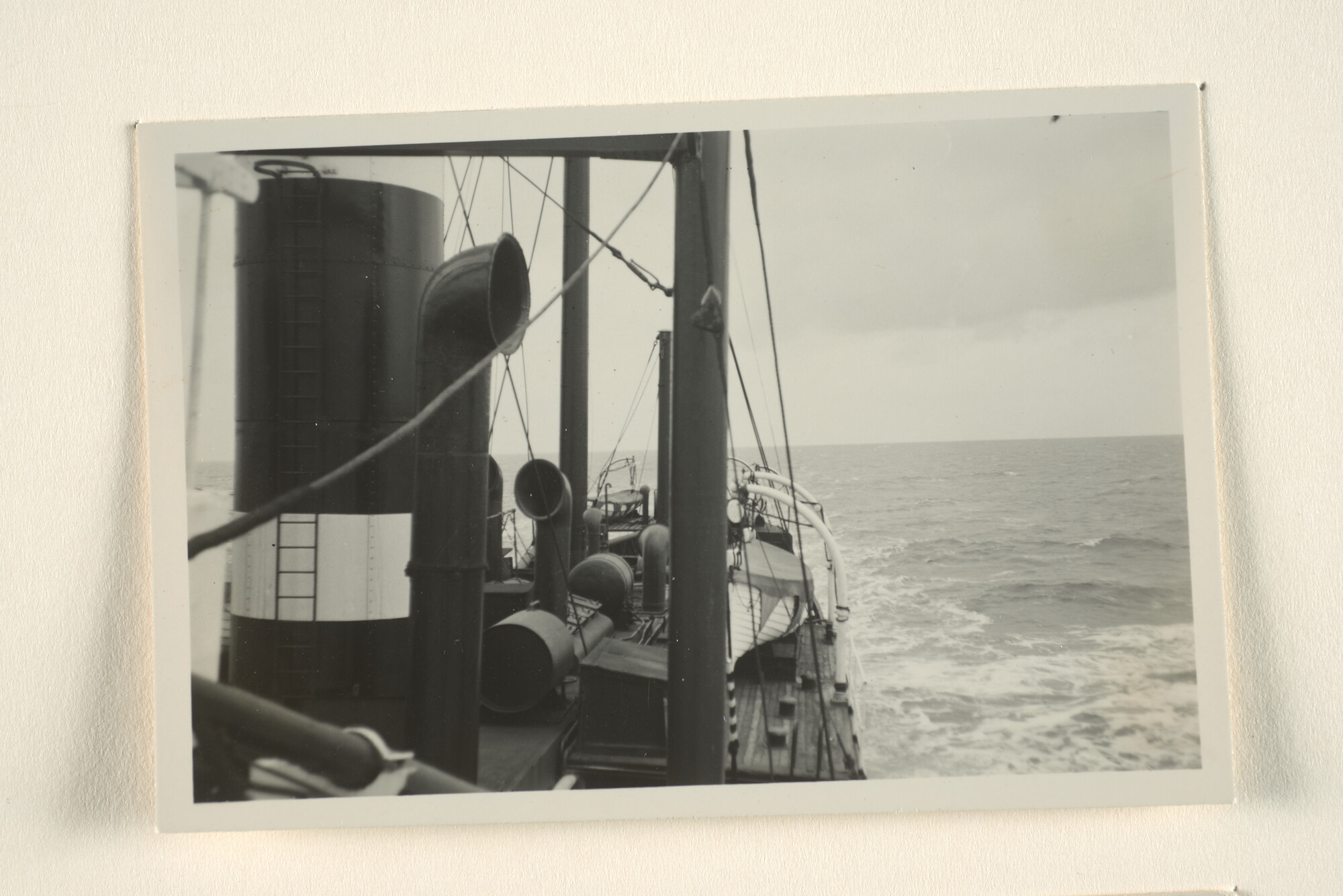 1995.6842; Foto's van een reis met het vrachtschip ss. Irenevan de Oostzee naar Amsterdam; fotoreportage