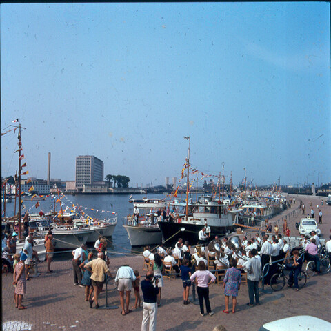 S.9100(4139); 'Amsterdam police band saluts golden armada.' ; diapositief