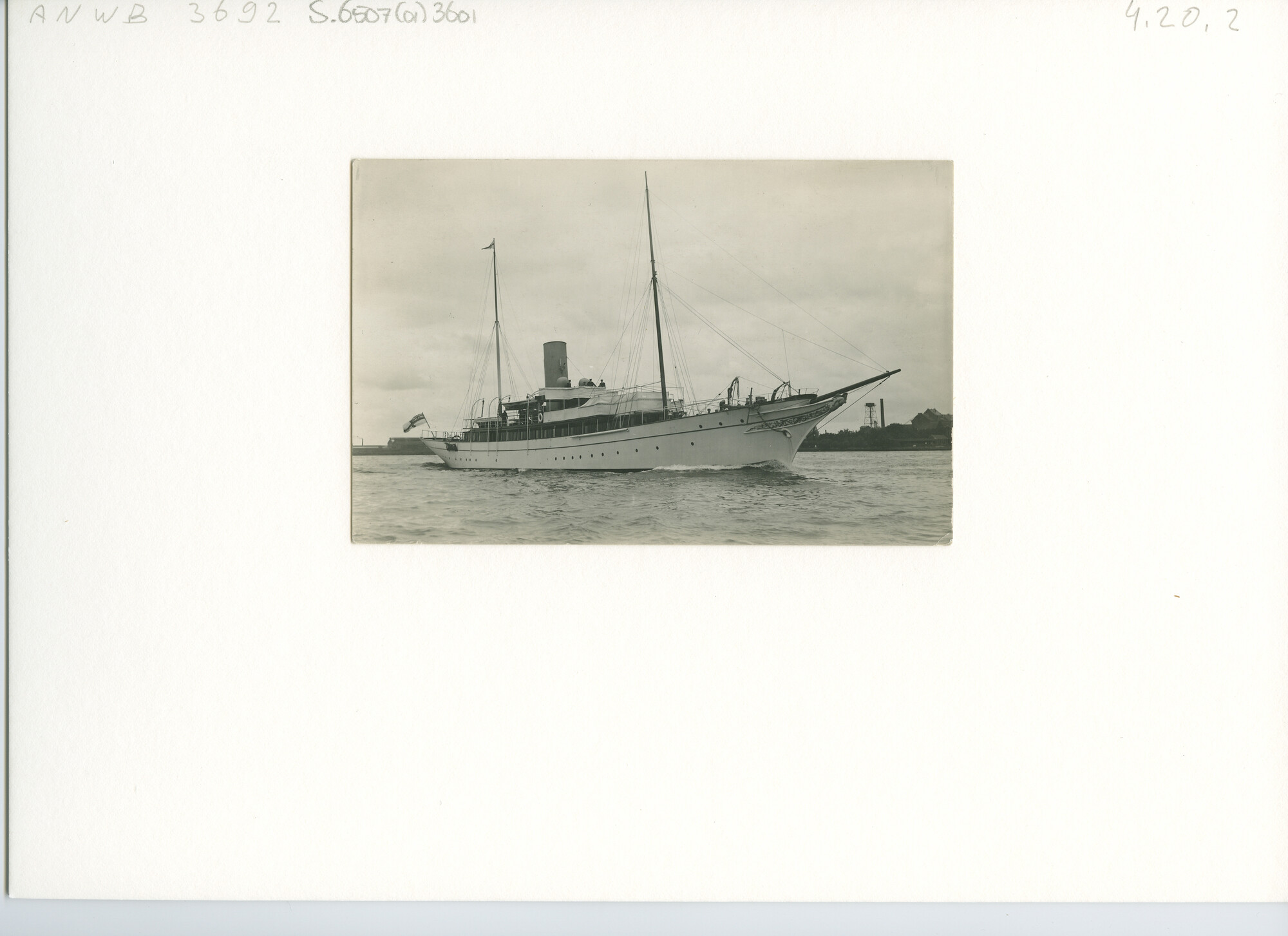 S.6507(01)3601; Een tweemast stoomjacht varend onder de White Ensign en wimpel van het Royal Yacht Squadron; foto
