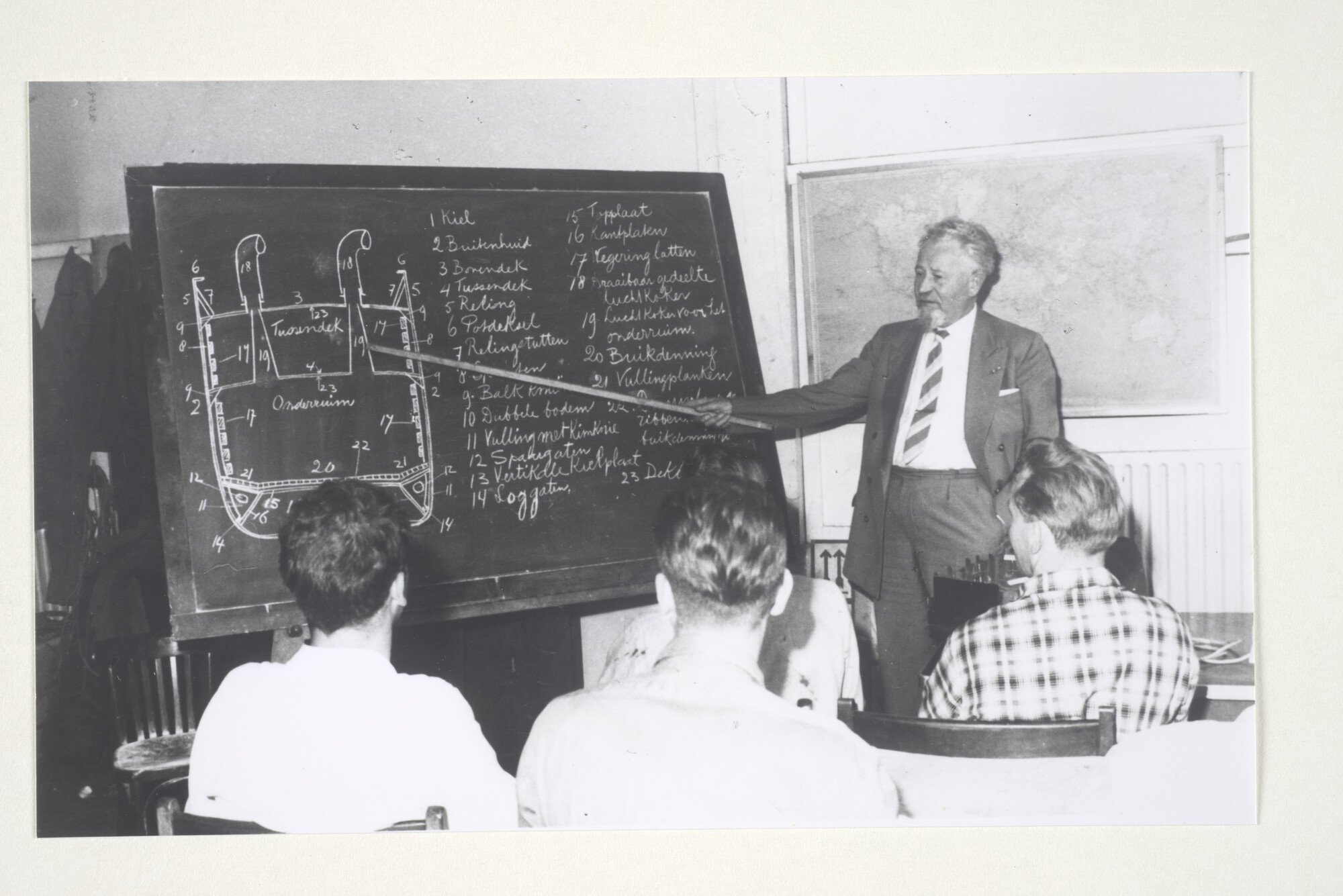 S.5432(02)41; Portretfoto van J. de Haan, oud-gezagvoerder bij de KNSM, na zijn pensionering, als leraar navigatie en zeemanschap; foto
