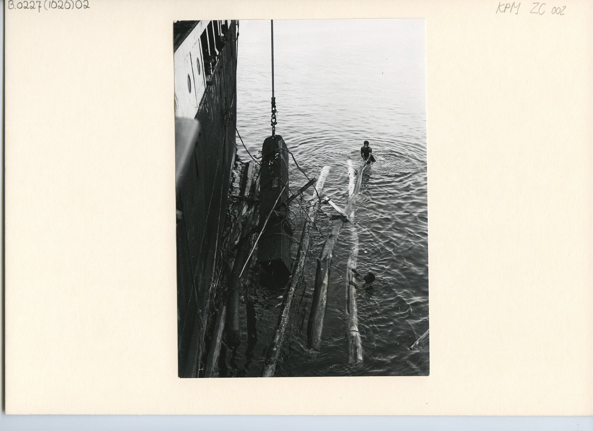 B.0227(1626)02; Foto van het laden van tropisch hout in ms. Kaloekoe; foto