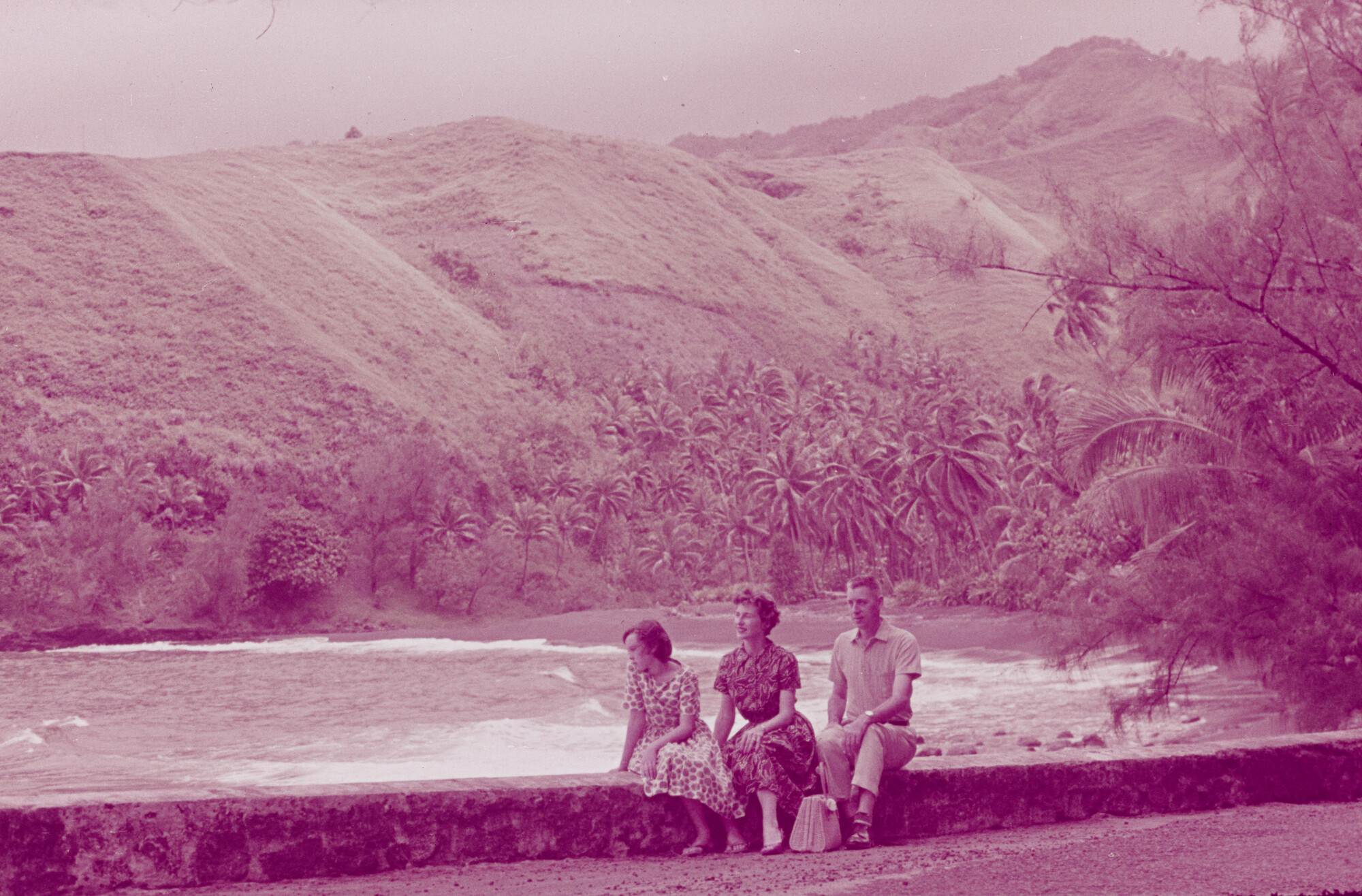 2015.0598; Dia van drie toeristen bij een rivier in Papeete; diapositief