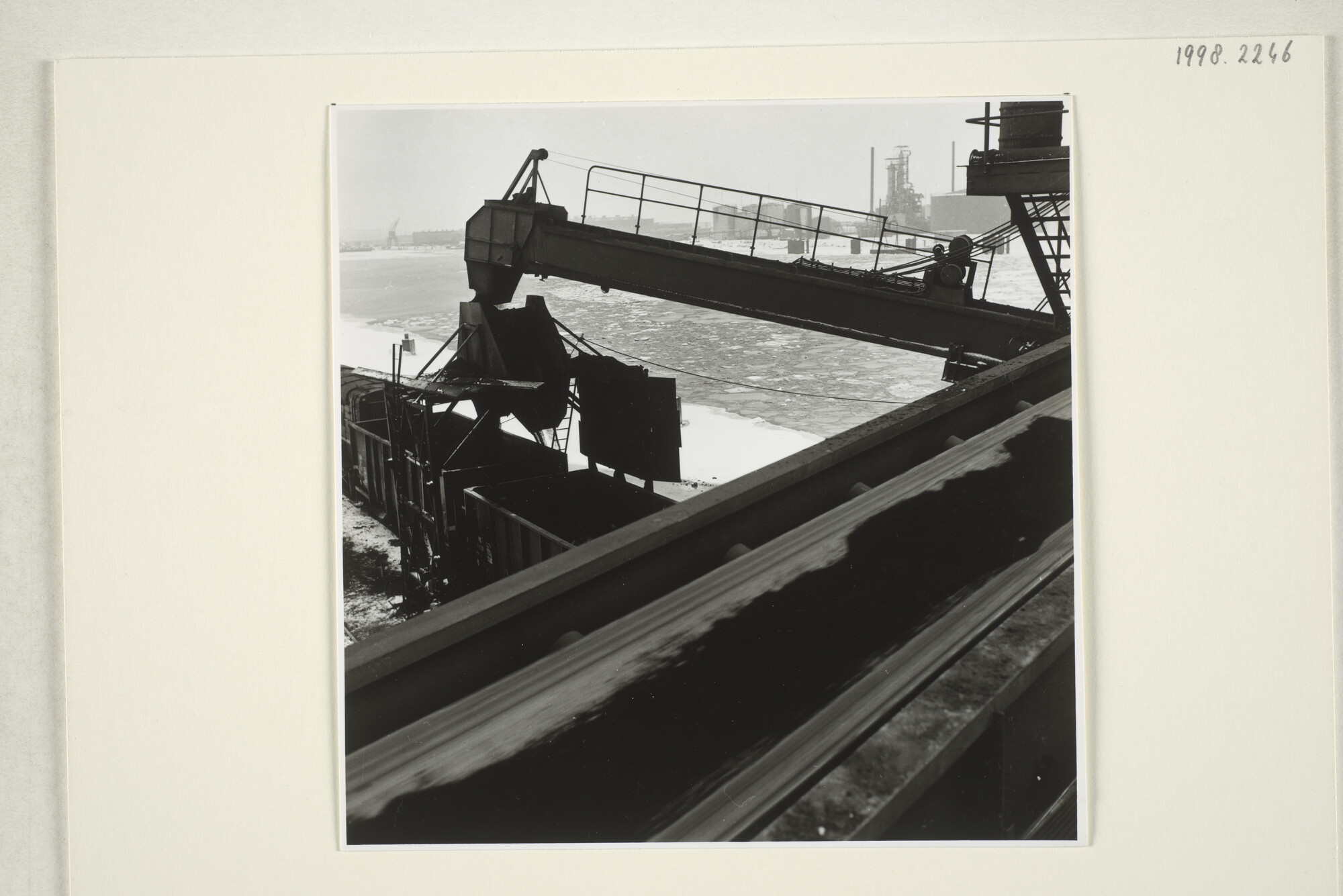 1998.2246; Ertsoverslag bij de OBA aan de Ertskade in Amsterdam, februari 1963; foto