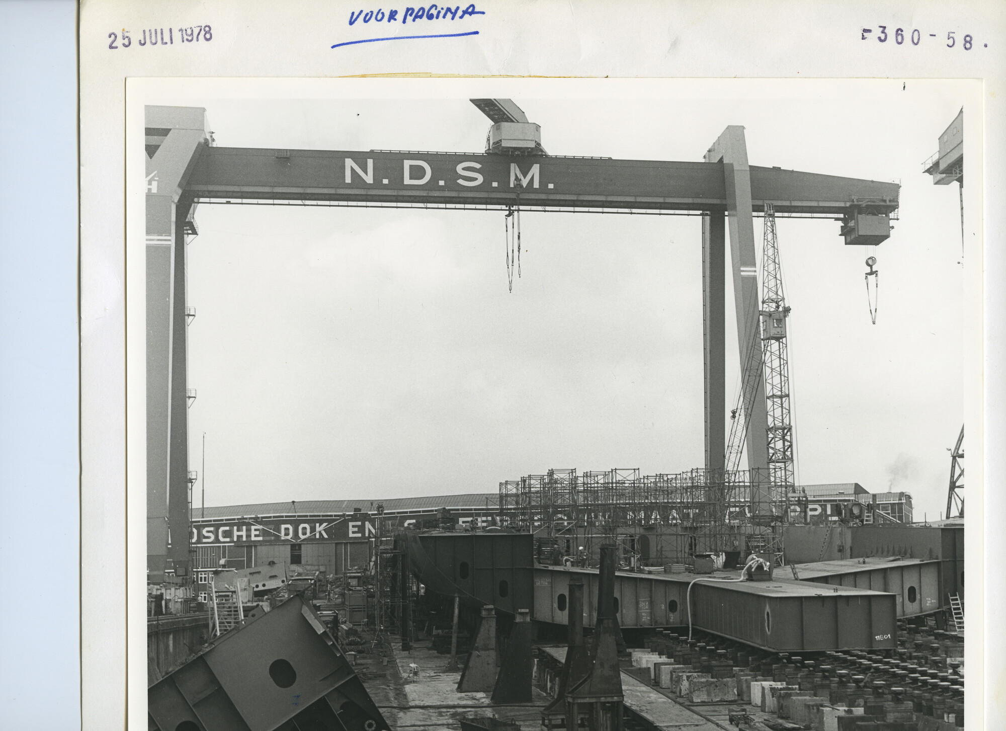 S.5444(6079)04; Foto van het containerschip ms. Incotrans Speed in aanbouw op helling II/III van de NDSM; foto