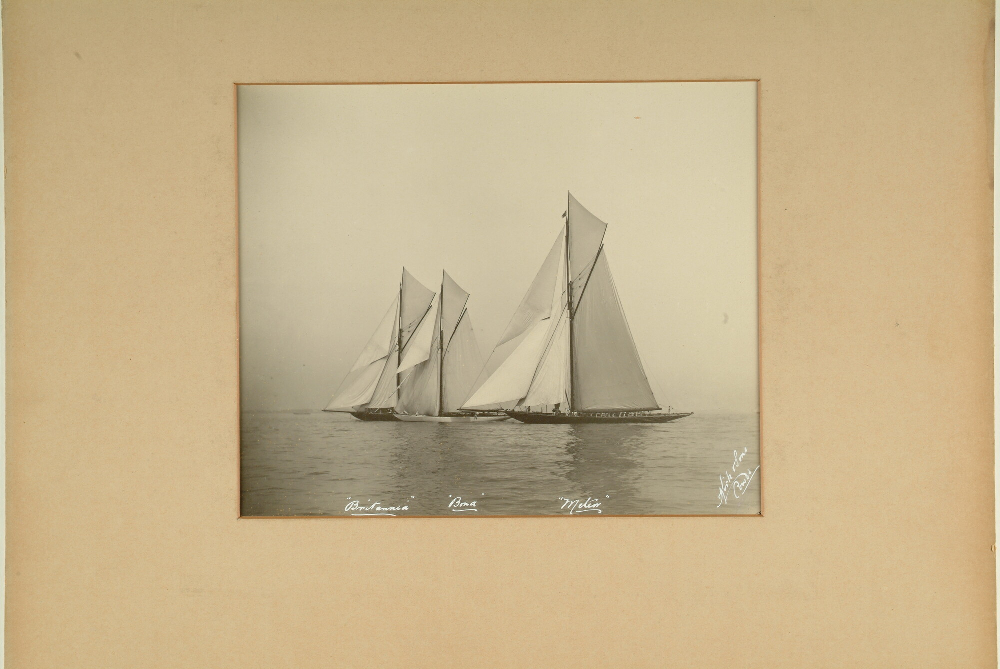 S.7166(53); De zeiljachten Britannia, Bona en Meteor tijdens zeilwedstrijden [...]; foto
