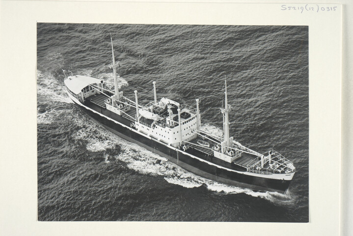 S.5219(12)0315; Foto's van de proeftocht van het vrachtschip ms. 'Togokust' gebouwd op de dwarshelling van de ASMmet hoge vaart op zee; fotoreportage