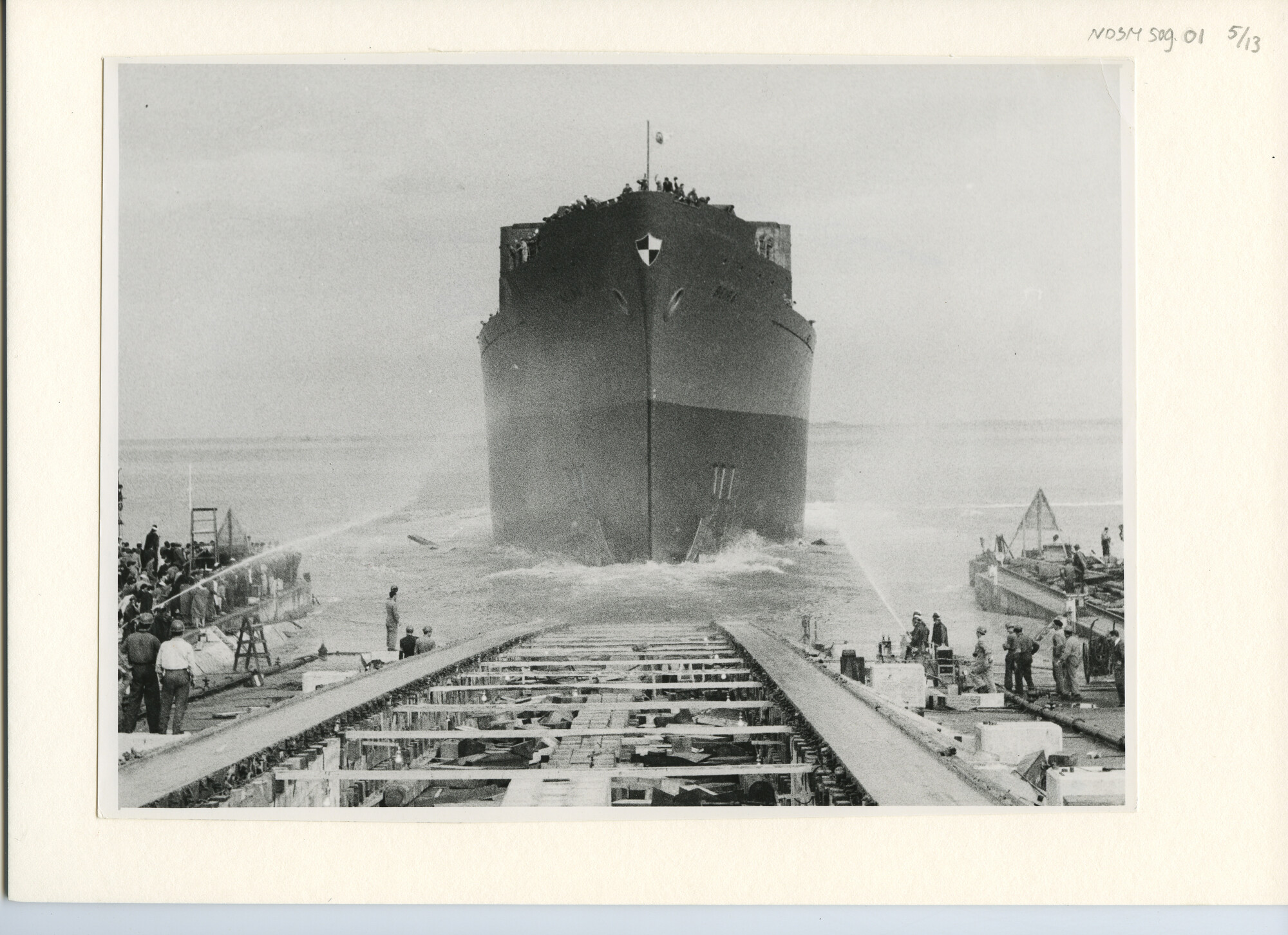 S.5444(2928)05; Foto van de tewaterlating en inzegening van het Portugese vrachtschip ms. Beira; foto