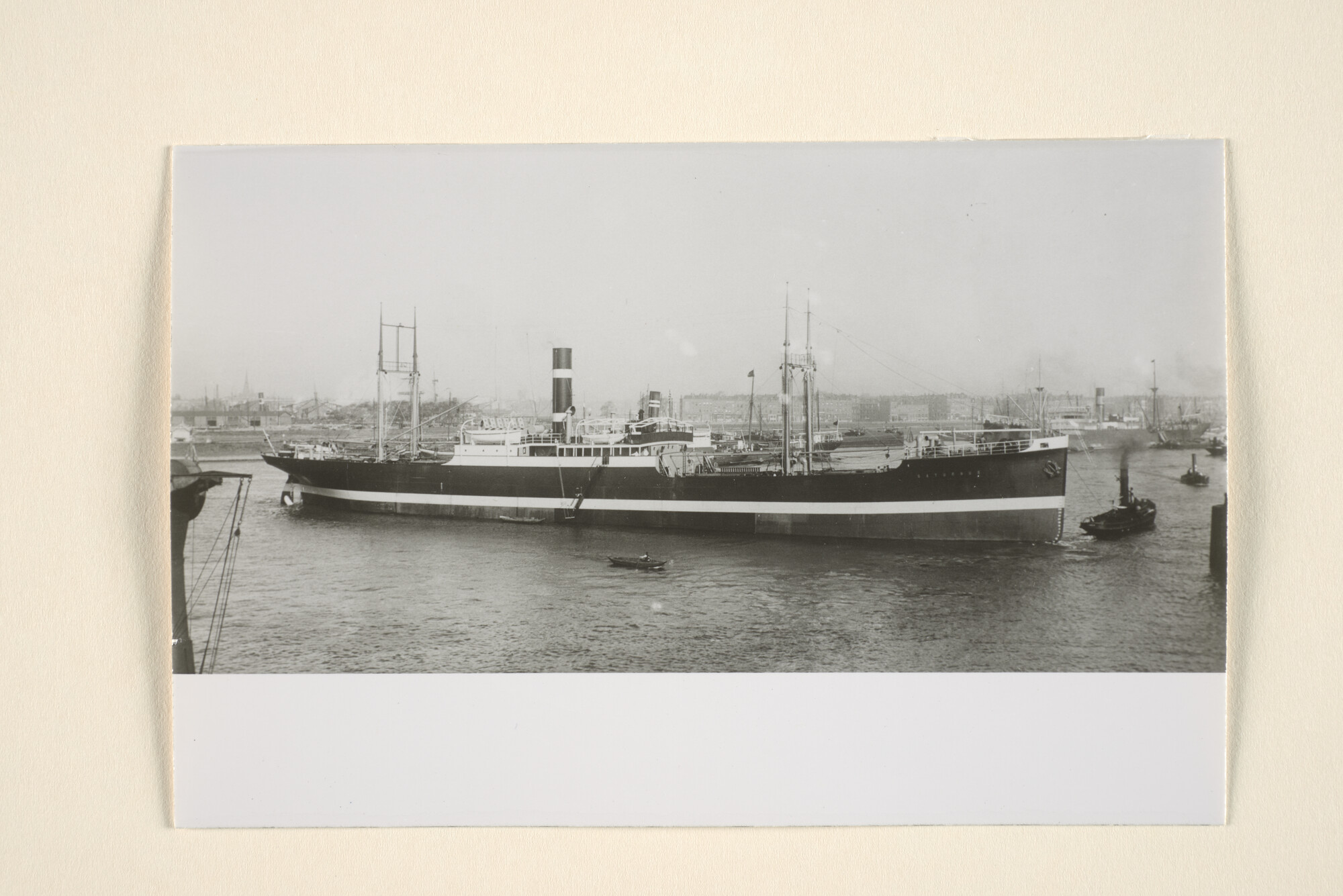 1995.6934; Het vrachtschip ss. 'Saturnus' van de KNSM wordt met sleepboothulp een buitenlandse haven binnen gesleept; foto
