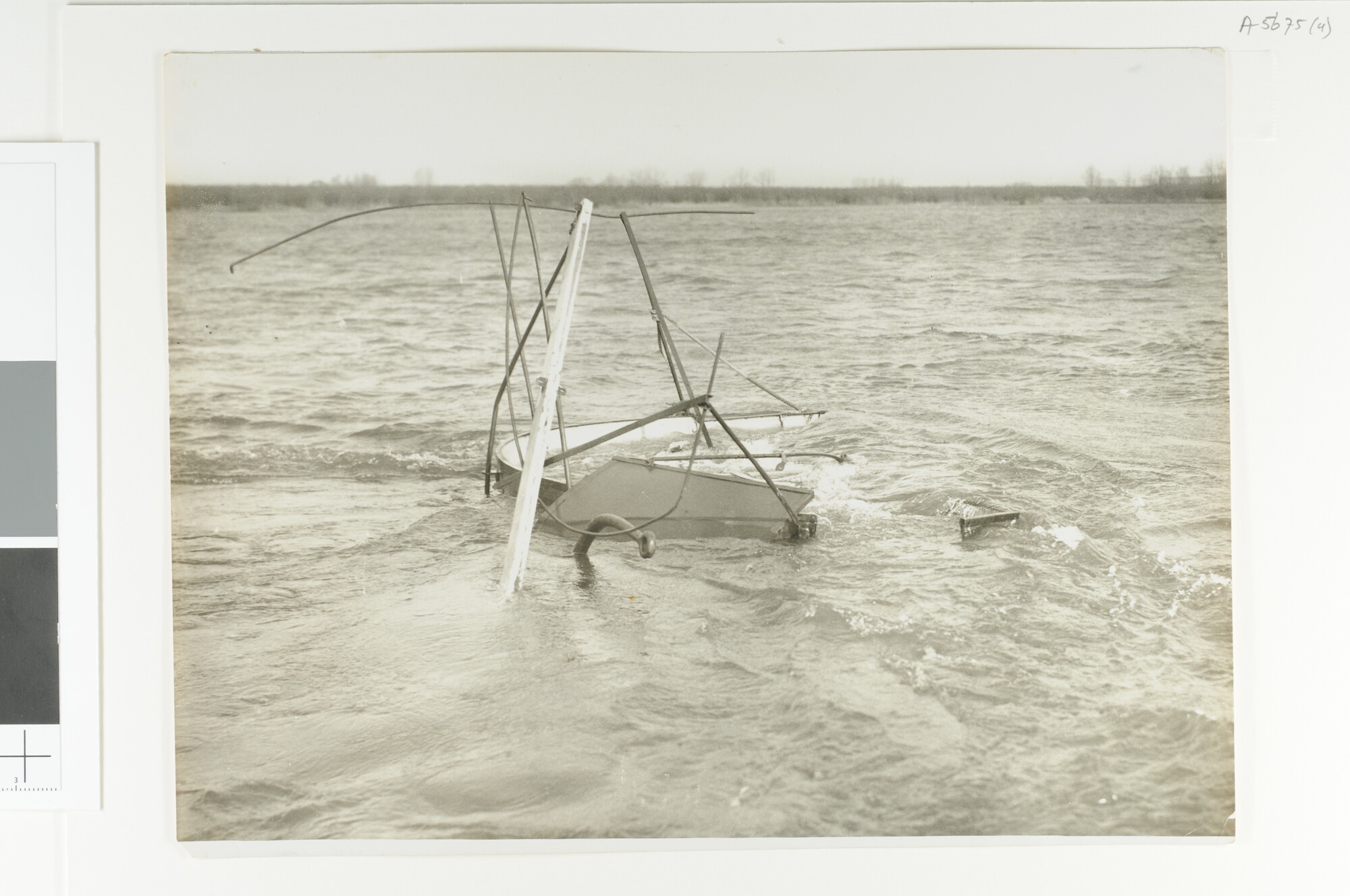 A.5675(04); Scheepsongeval op een grote rivier; foto