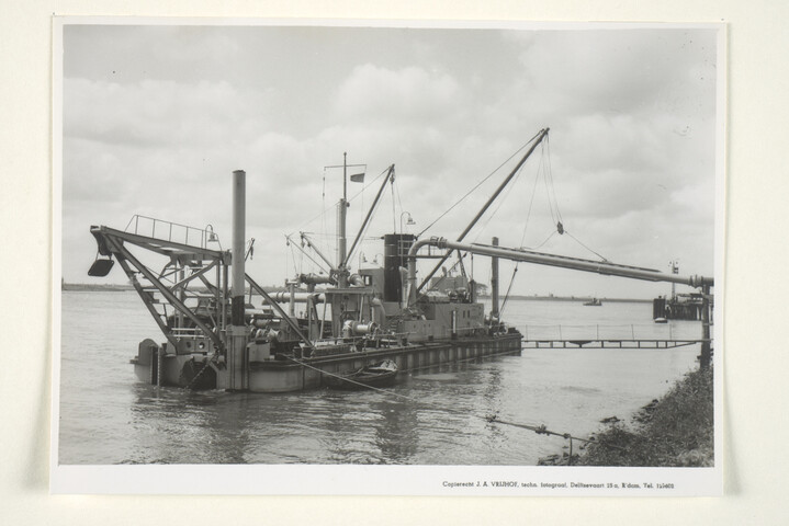 S.5219(12)0231; De zandzuiger 'Sliedrecht XII', gebouwd op de dwarshelling van de ASM; foto