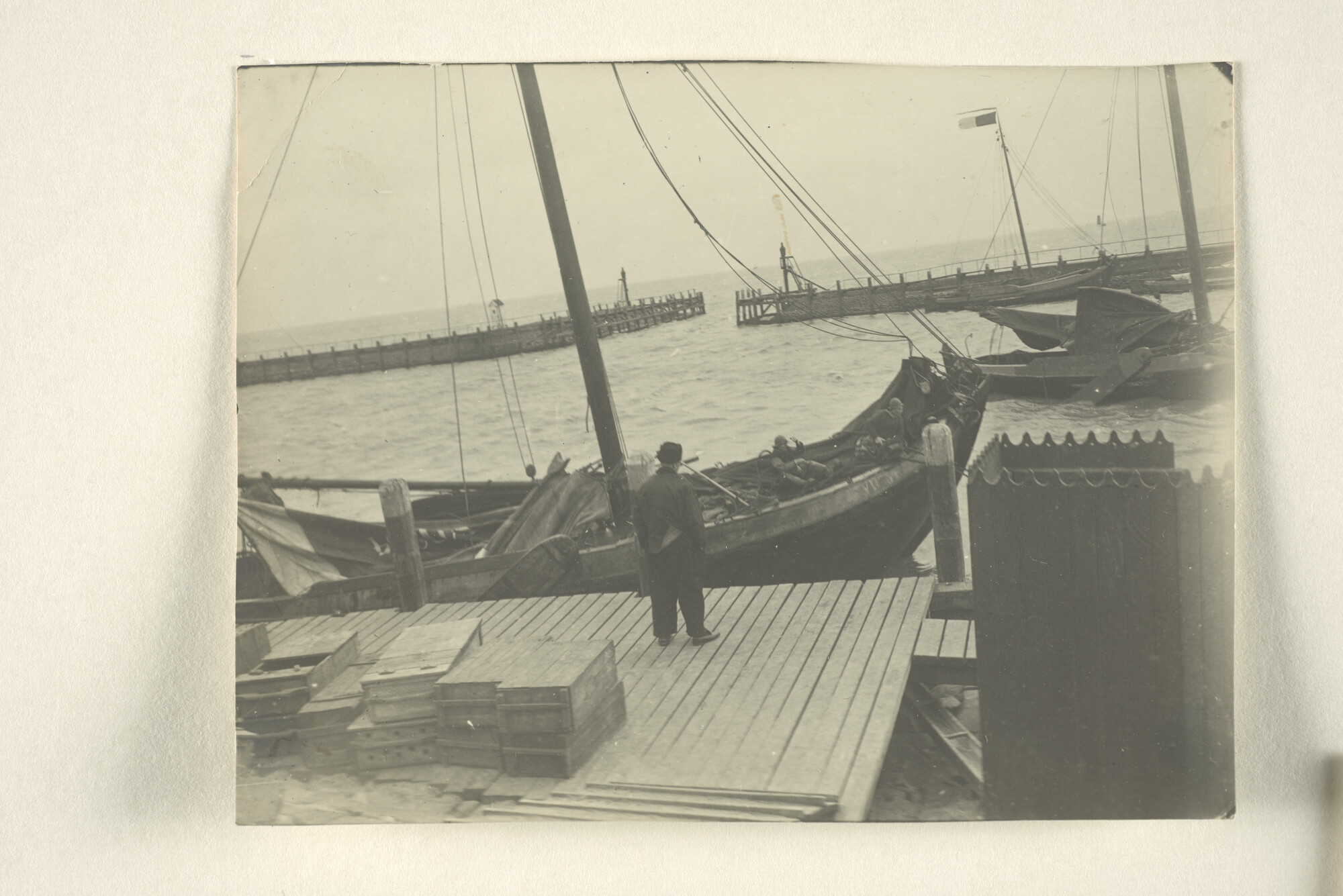 1997.1196; De haven van Volendam bij stormachtig weer rond 1912; fotoreportage