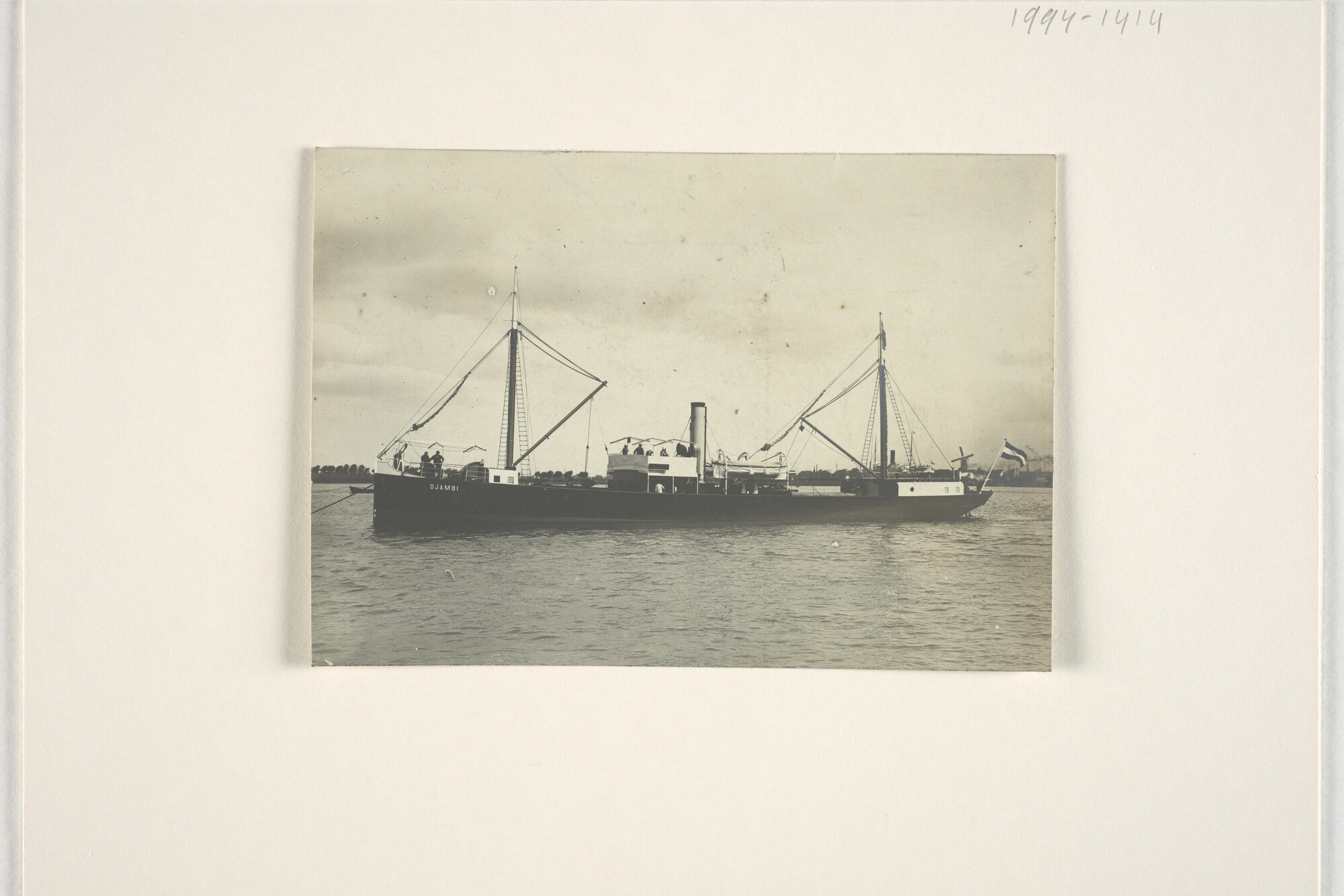 1994.1414; De lichter ss. 'Djambi' voor anker op de Nieuwe Waterweg; foto