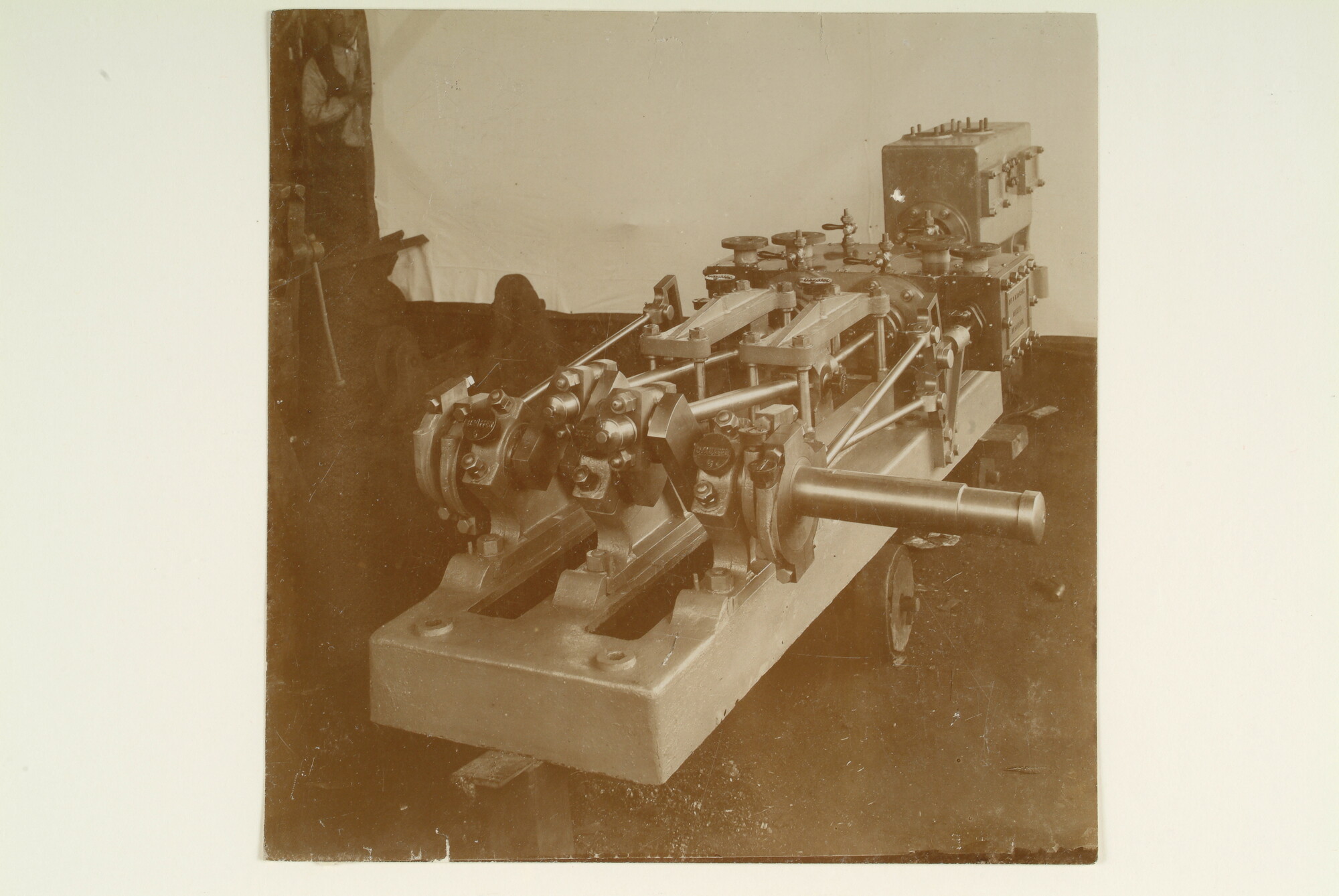 S.1156(06)231; Foto's [waarvan twee identiek] van een stoommachine (voor- en zijkant) voor de stoomkabelpont; foto