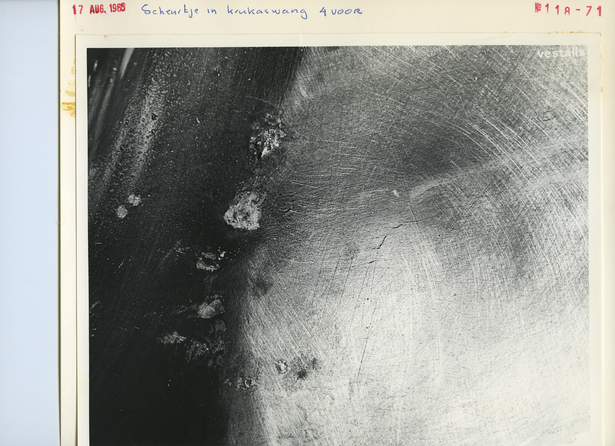 S.5444(4478)01; Detailfoto van een scheurtje in een krukaswang van de Vestalis; foto