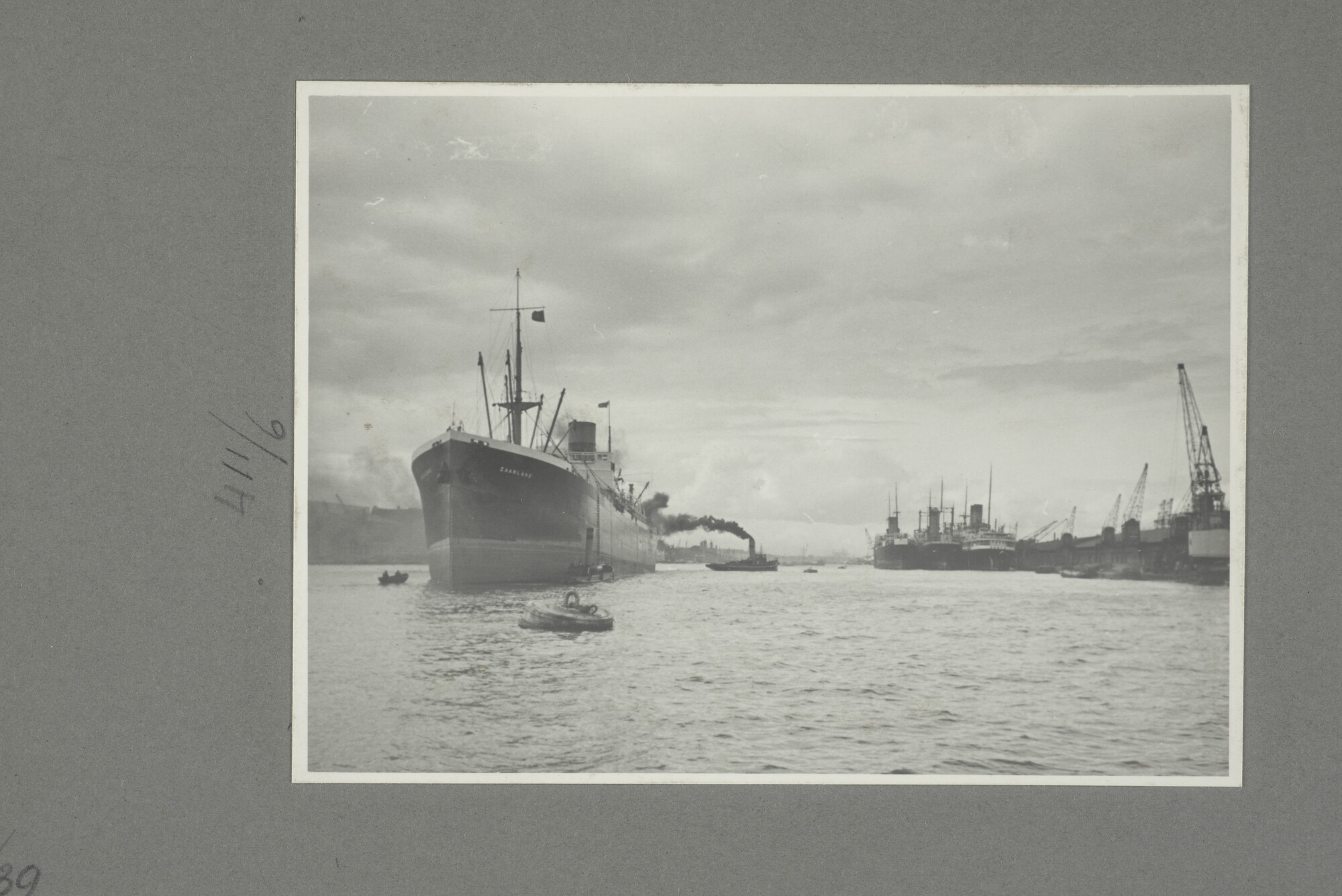 1998.2177; Omslag/ album met een grote hoeveelheid proeffoto's gemaakt door mw. A.M. Wolff-Koller in opdracht van de Gemeente Handelsinrichtingen in Amsterdam; omslag