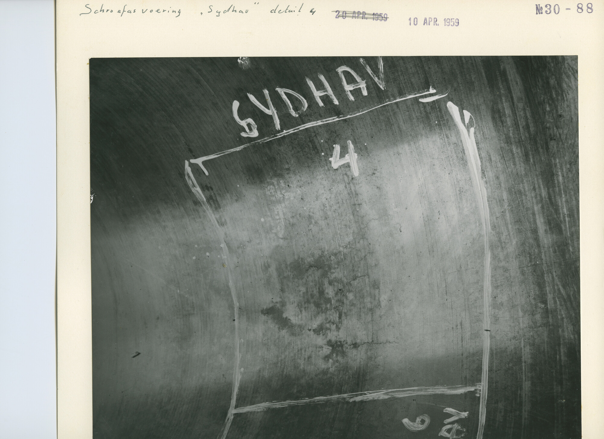 S.5444(3468)4; Foto van schade aan de schroefasvoering van de Sydhav; foto