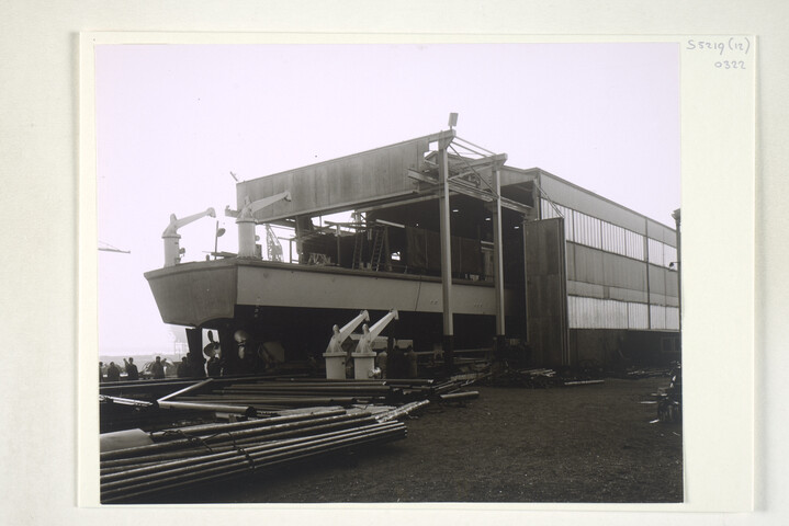 S.5219(12)0322; Foto's van de bouw van de houten ondiepwatermijnenveger Hr.Ms. 'Lacomblé' (M 870) gedeeltelijk in de bouwloods en gedeeltelijk op de langshelling van de ASM; fotoreportage