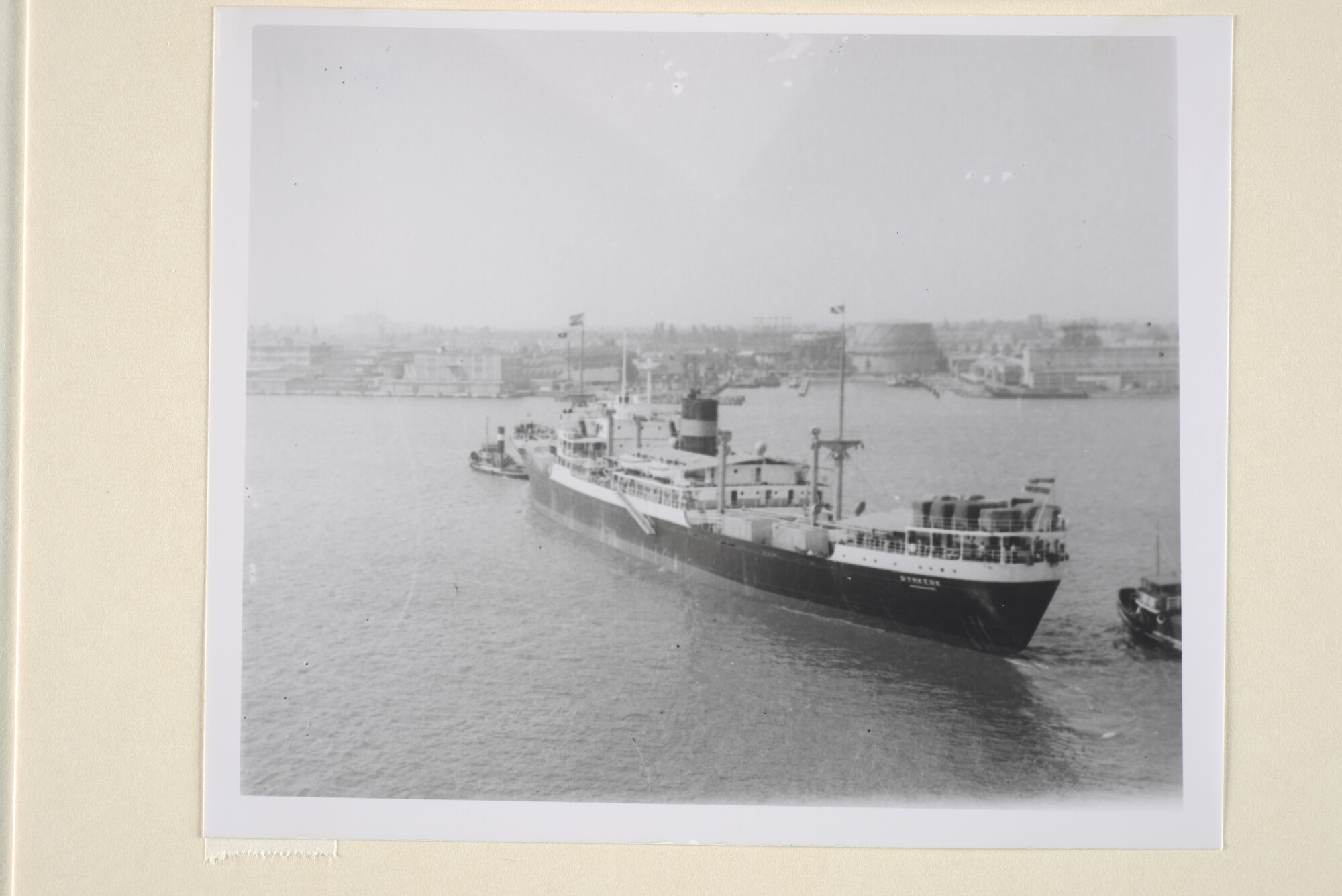 1995.5629; Negatieven van het vrachtschip (Empire-type) ms. 'Rijnkerk' van de VNS in de haven van Amsterdam; negatief