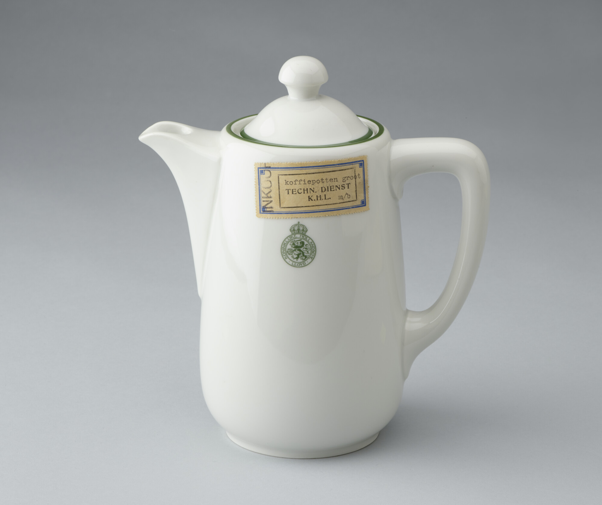 S.6483(2015); Koffiepot van porselein, groot model, met het logo van de Koninklijke Hollandsche Lloyd; koffiepot