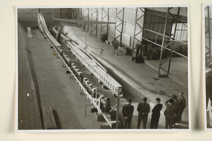 1994.7293; De kiellegging van kustmijnenveger Hr.Ms. Naaldwijk (M 809 / MSC 175) bij [...]; foto