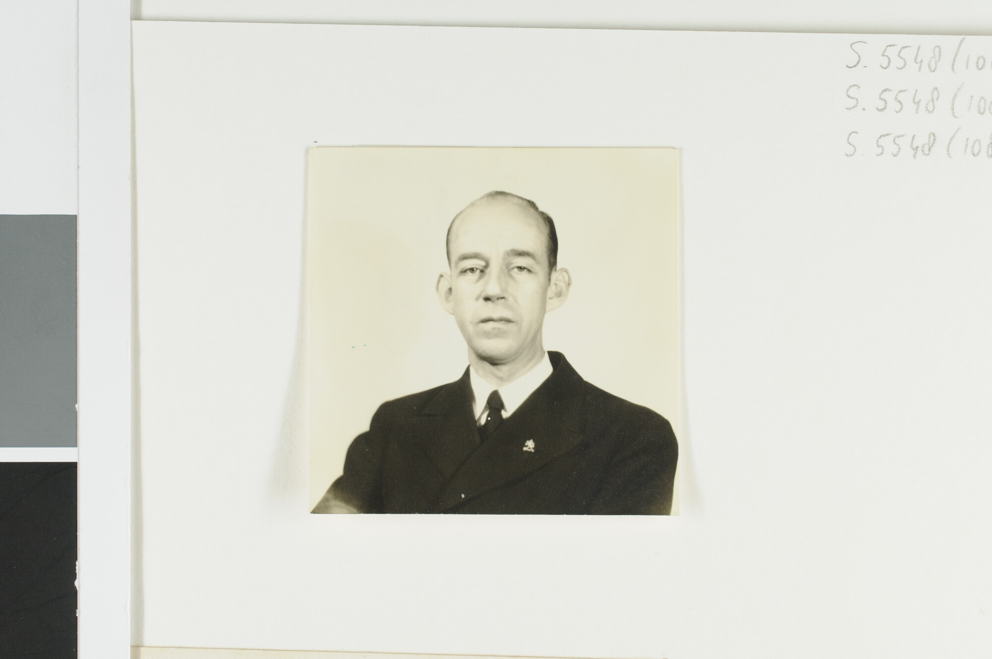 S.5548(108)09; Pasfoto van marconist J.D. van Schooten; foto