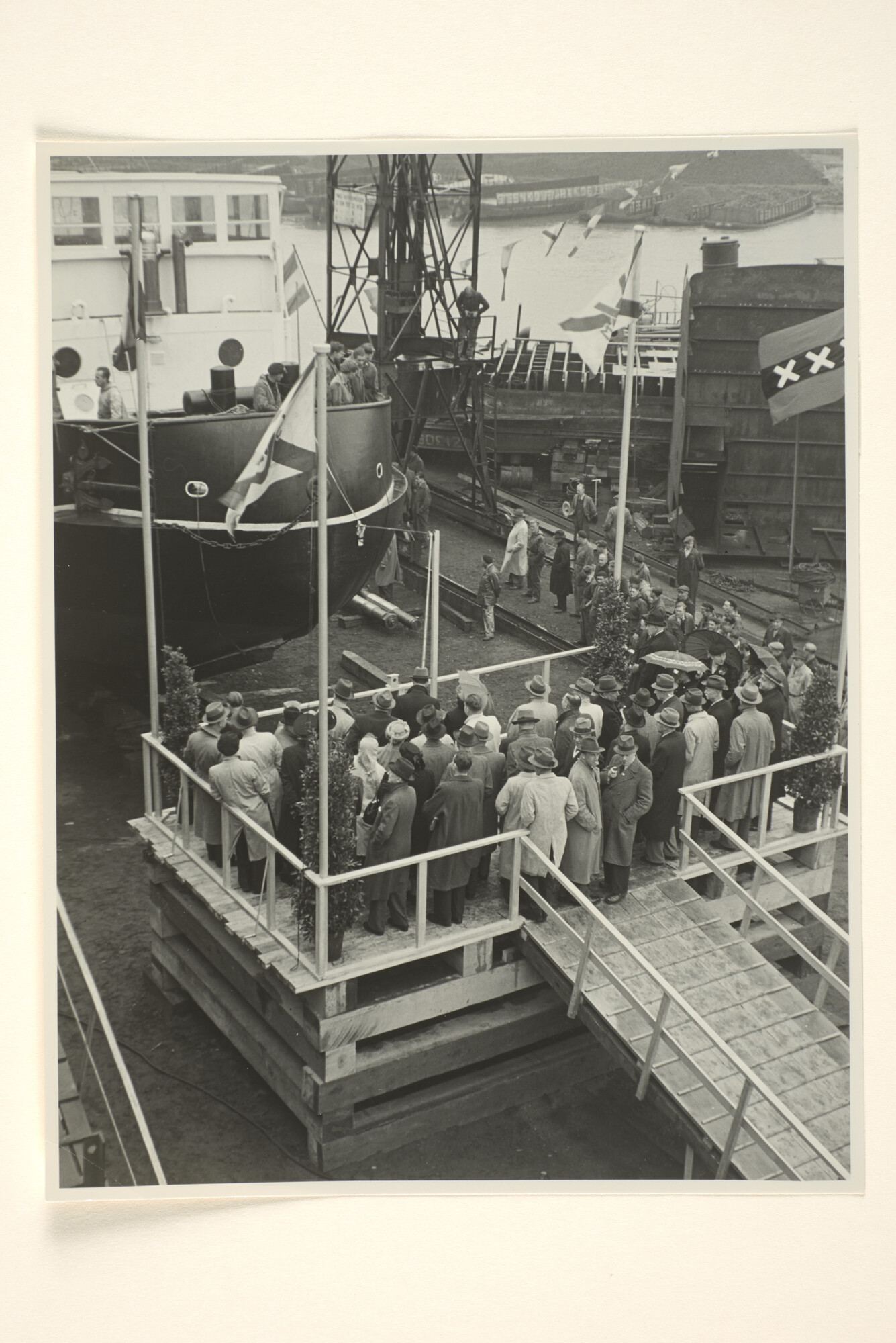 1996.3432; Foto's van de tewaterlating van de ijsbreker ms. 'Walvis' eigendom van Vereniging Algemeene Scheepvaart Belangen te Amsterdam bij scheepswerf Verschure & Co; fotoreportage
