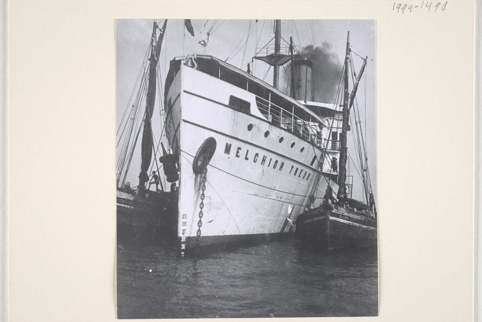 1994.1498; Het ss. 'Melchior Treub' voor anker in Indische wateren, met aan beide zijden twee kleine gaffelgetuigde vrachtschepen; foto