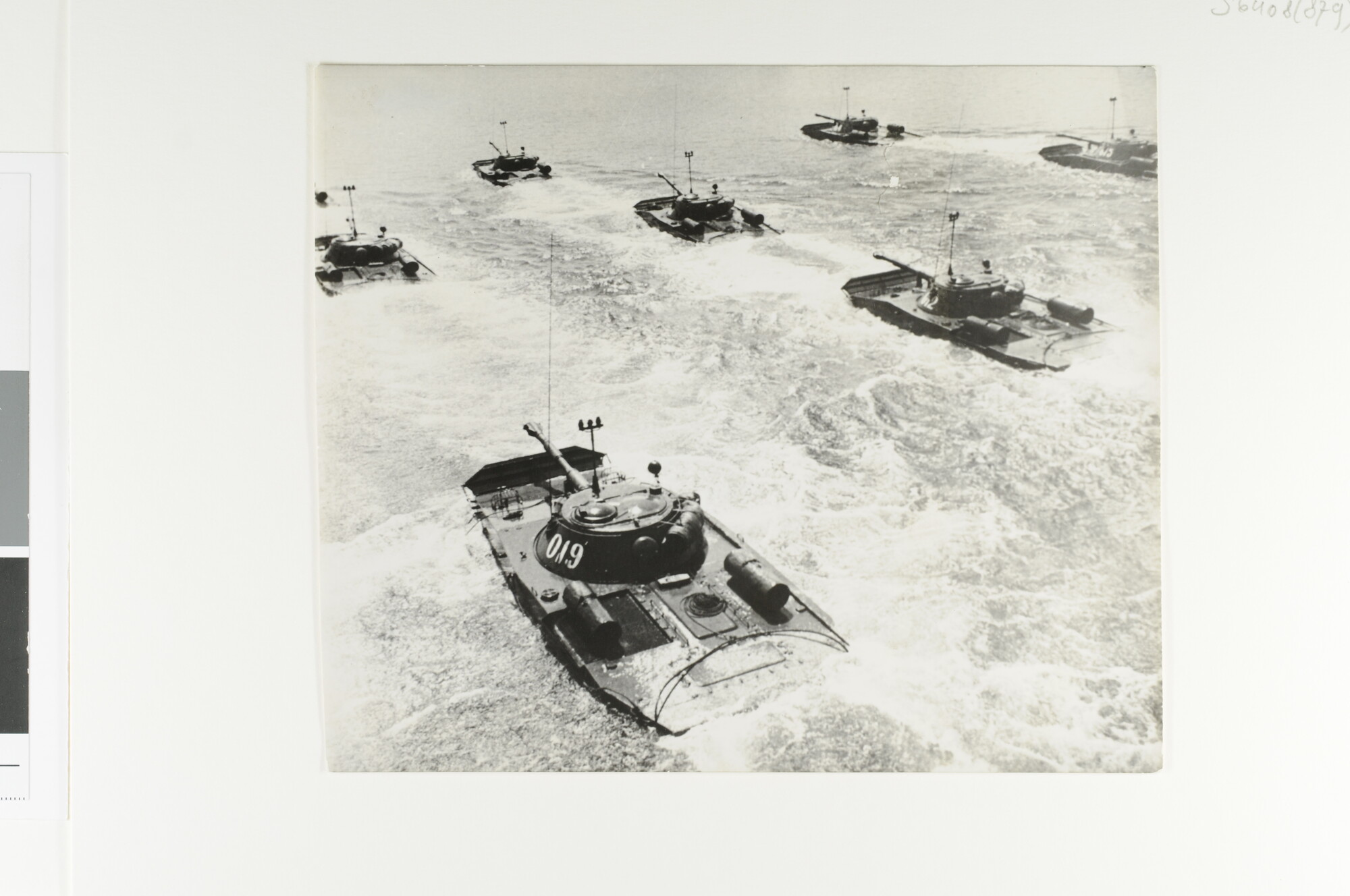 S.6408(0879); Demonstratie van Amfibie-tanks tijdens de Dag van Leger en Vloot in de Sovjet-Unie [...]; foto