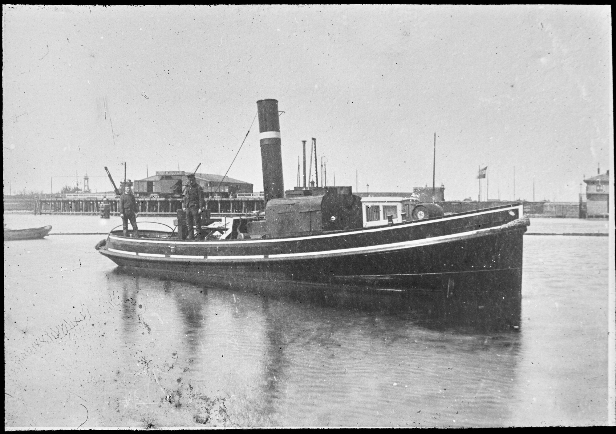 S.1156(06)004; Lantaarnplaatje van de stoomsleepboot Zes Gebroeders voor de Hollandsche IJzeren Spoorweg Maatschappij; lantaarnplaatje