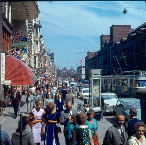 S.9100(1960); Dia van het Damrak, met wandelende mensen, Amsterdam; diapositief
