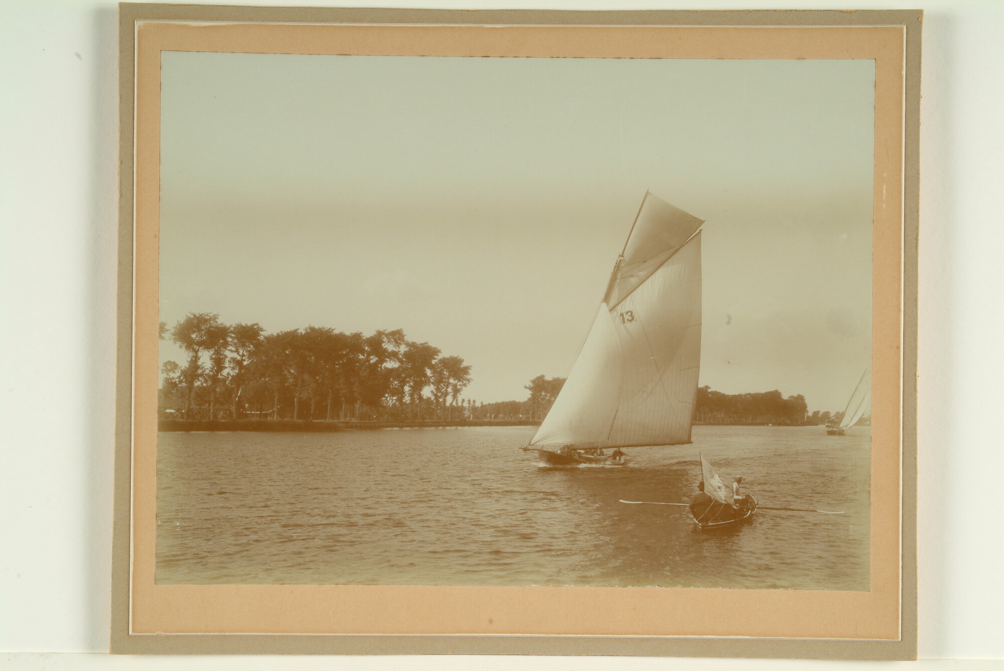 S.7166(44); Centerboard met zeilnummer 13, tijdens zeilwedstrijd, passeert een roeibootje; foto