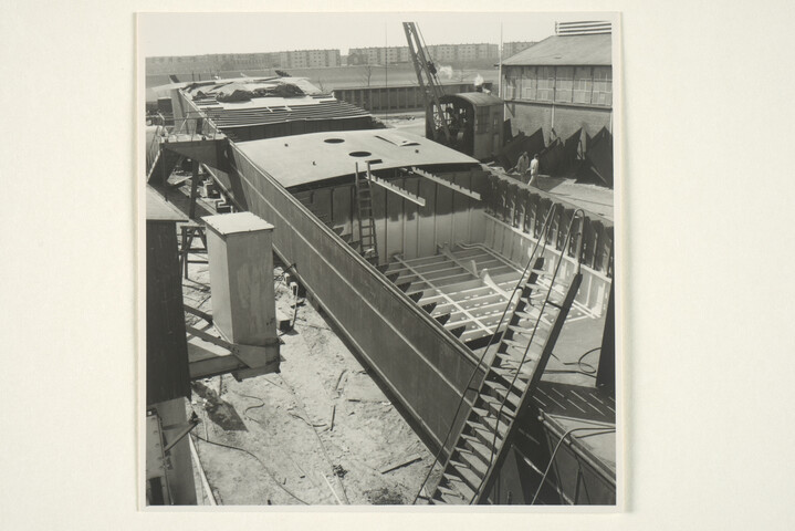 S.5219(12)0214; Foto's van de bouw van het zwavelzuurtankschip ms. 'Ina' op de langshelling van de ASM; fotoreportage