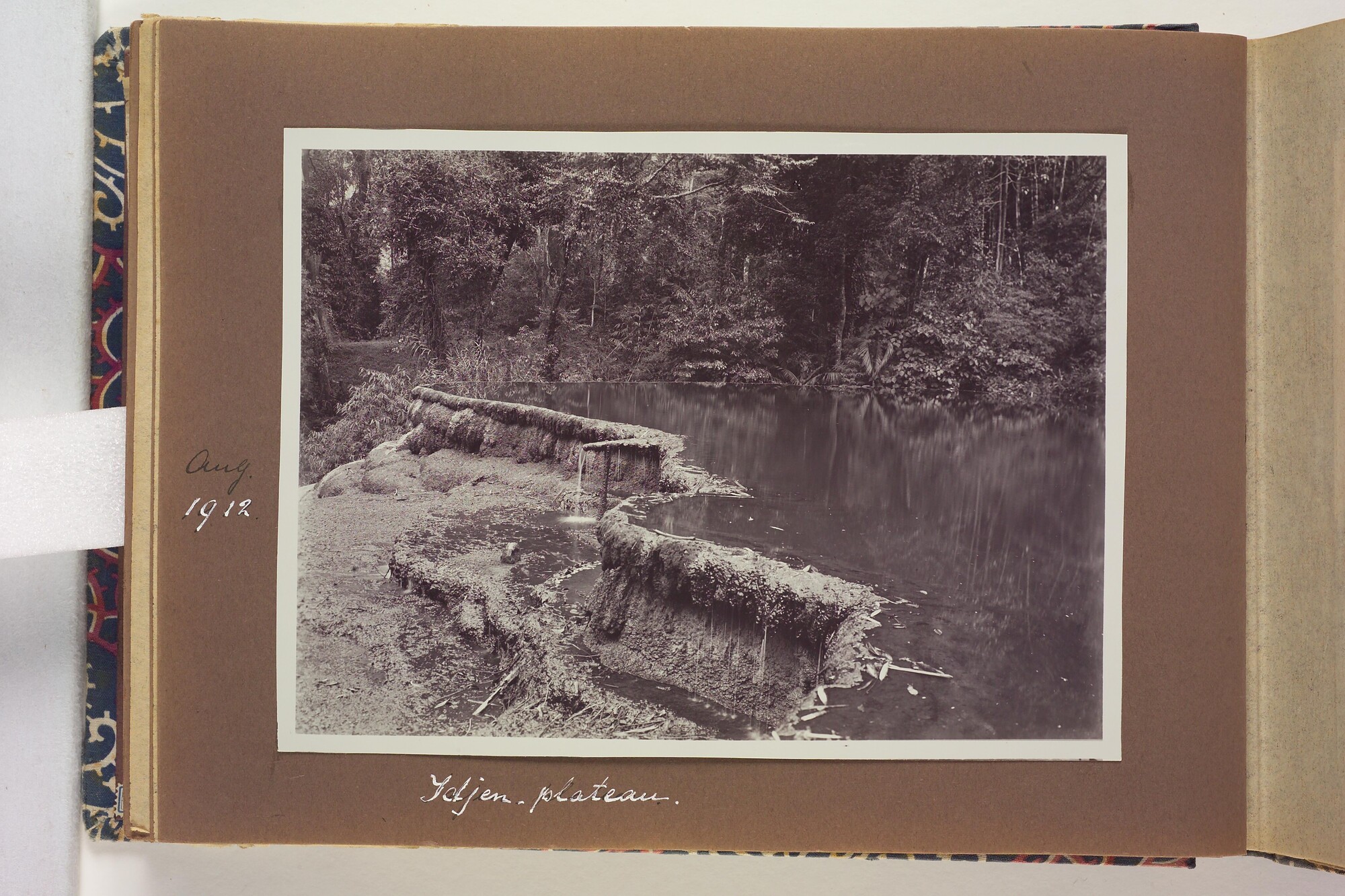 S.5679(01); Album van C.R. van Blijenburgh met foto's gemaakt tijdens reizen tussen 1901; fotoalbum