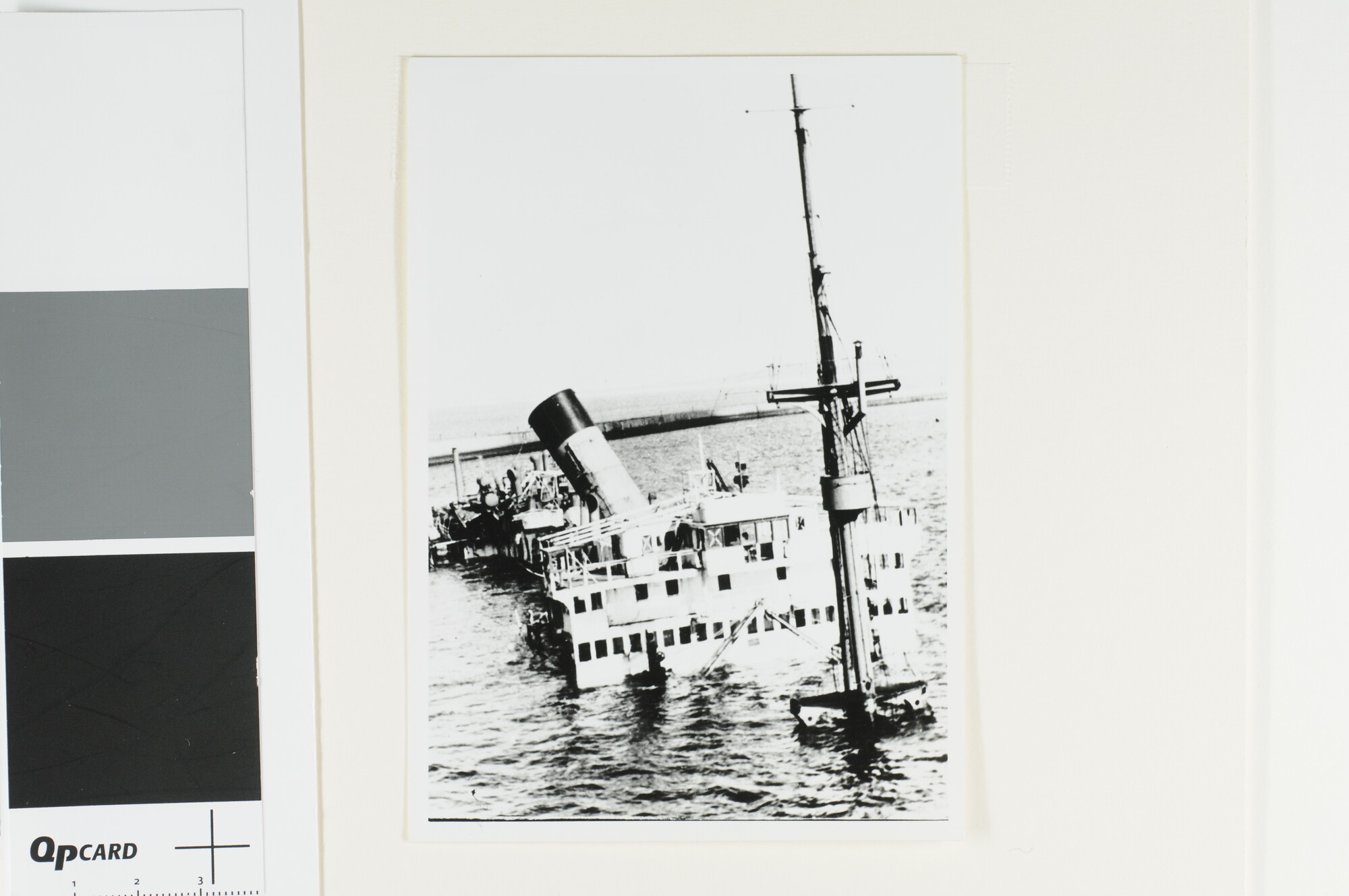 A.4743(18); Foto's van het mailschip ss. 'Jan Pieterszoon Coen' van de SMN als blokschip in de havenmond van IJmuiden; fotoreportage