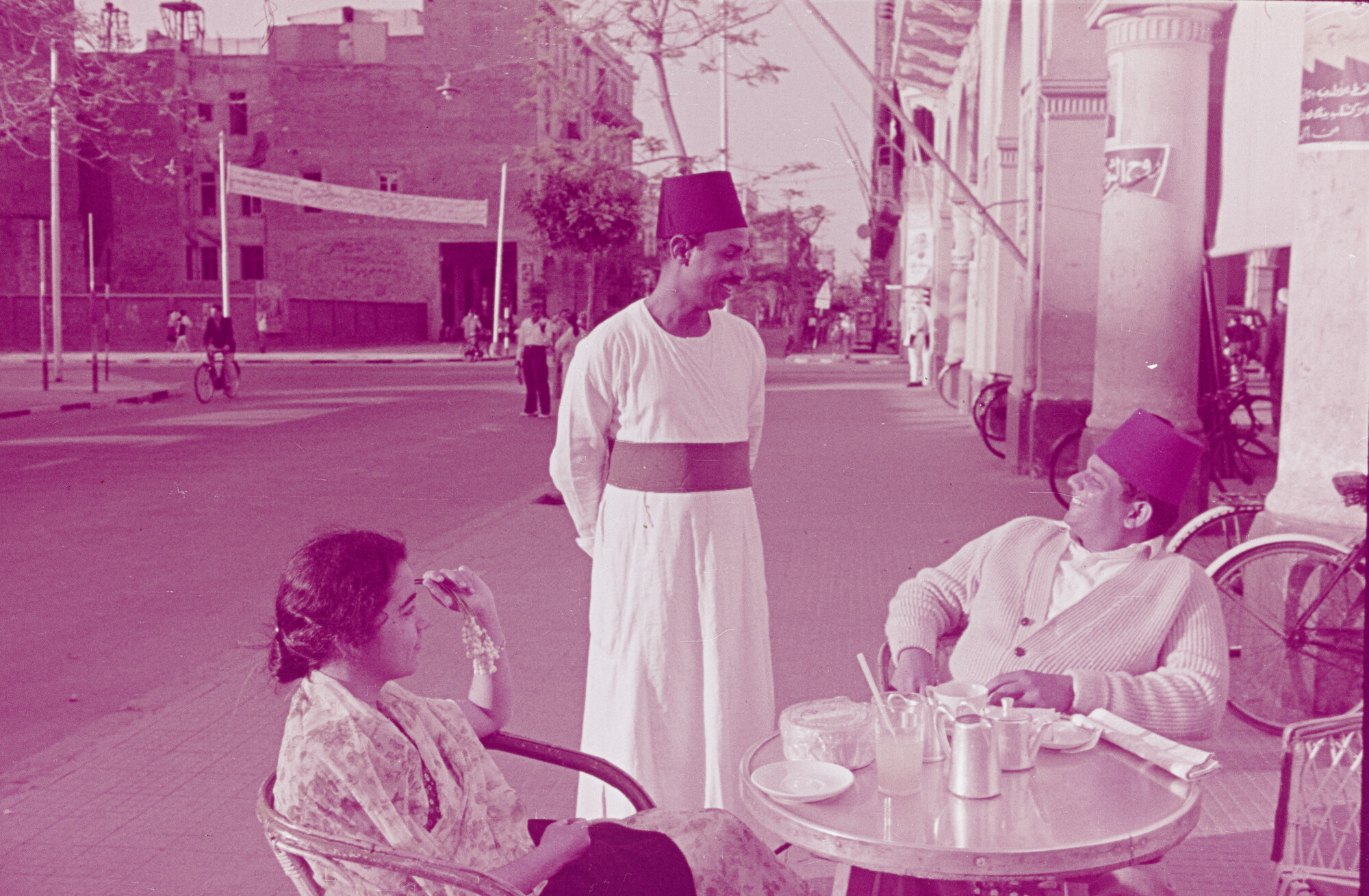 2015.0444; Dia van een terrasje in Port Said; diapositief