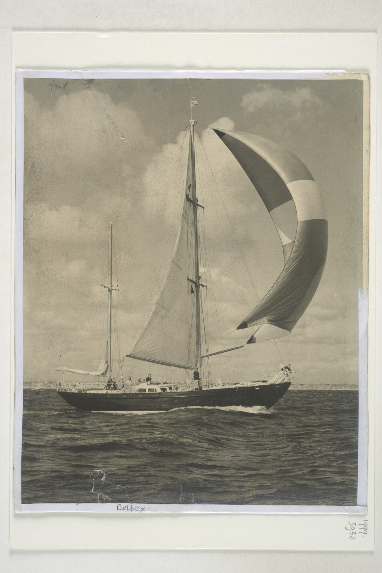 1999.3938; De yawl 'Beltex IV' (H 699), ontwerp H. Tingen jr., voor de wind varende; foto