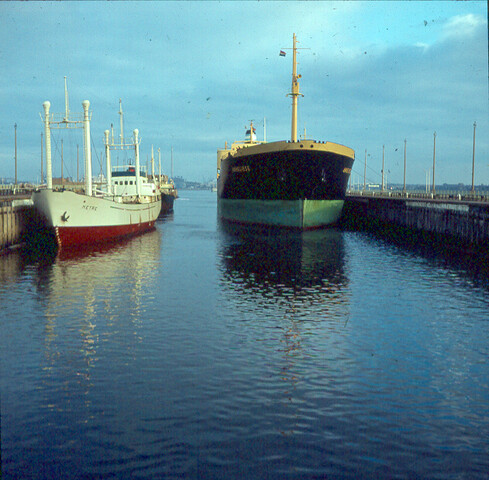 S.9100(1145); Dia van de grote sluis (Noordersluis), met grote tanker Anneliese en twee [...]; diapositief