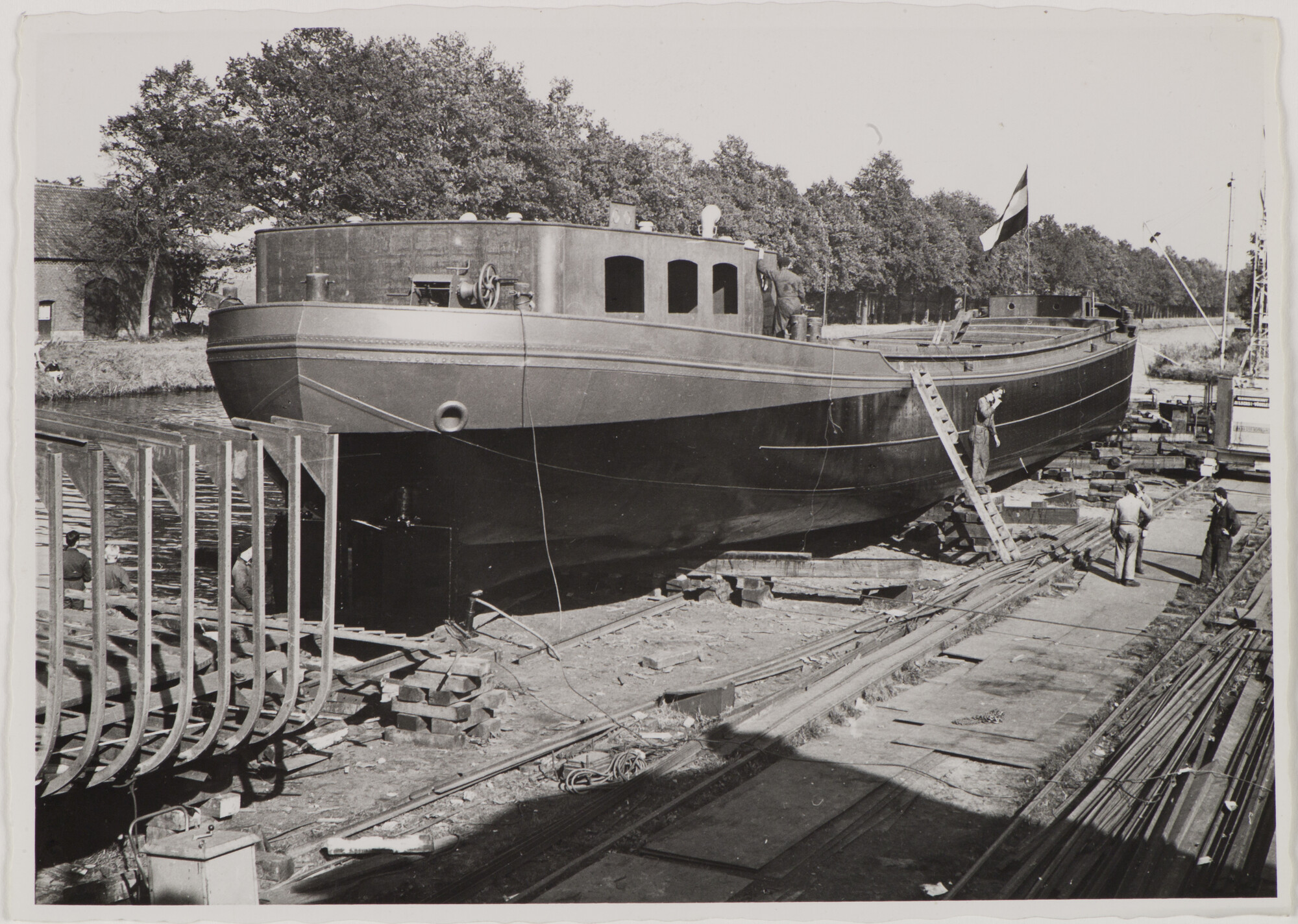 S.5814(477)001; Drie foto's van het van stapel lopen van ms. Baardwijk II op de scheepswerf J. Hendriks te Doodewaard; fotoreportage