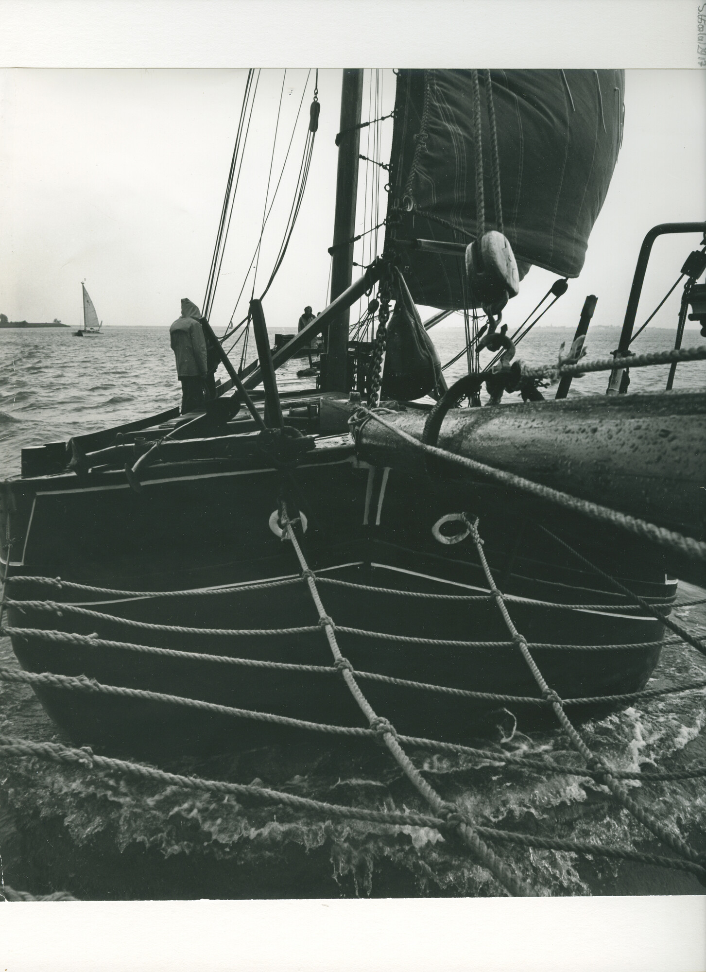 S.6507(01)2917; Vooraanzicht op de klipperaak Regina aan de wind zeilend op ruim water; foto