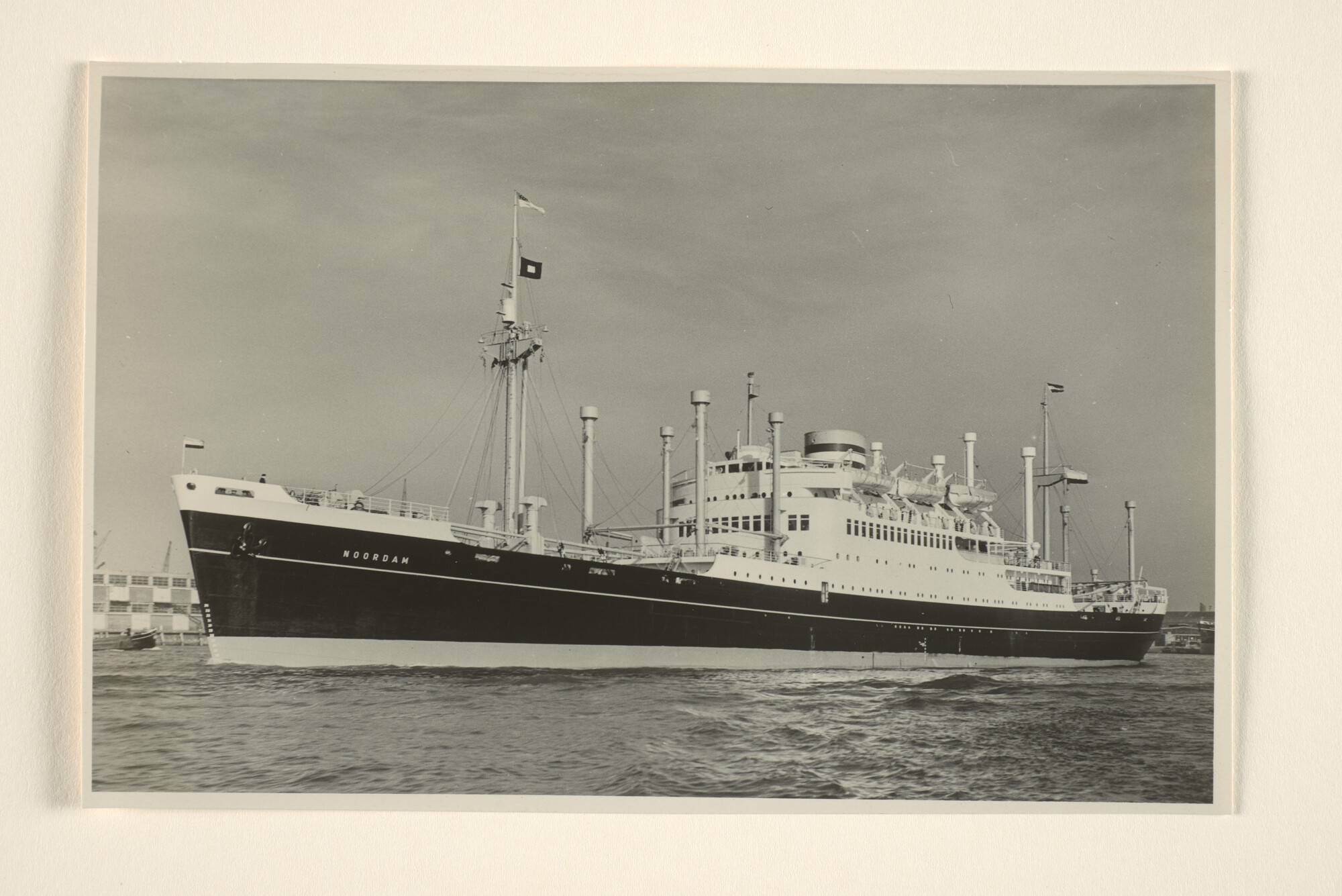 1995.5798; Het vracht-passagiersschip ms. Noordam van de Holland-Amerika Lijn [...]; foto