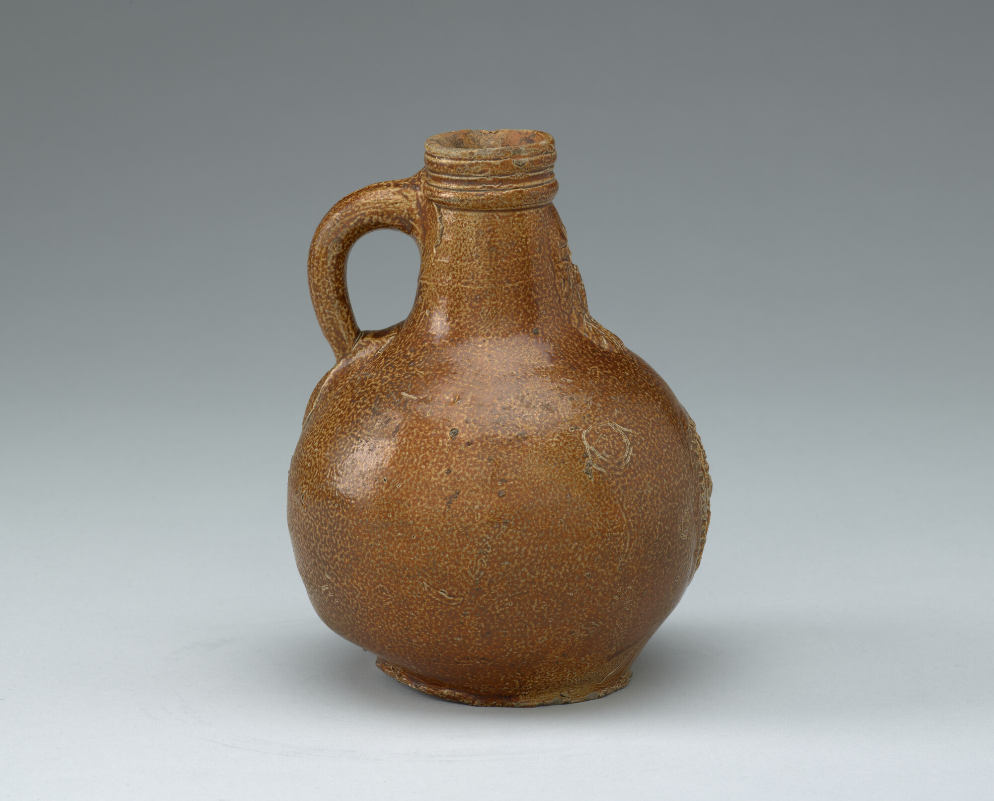 S.1159(01); Kruik, zgn. 'baardmankruik' met fantasiewapen; kruik