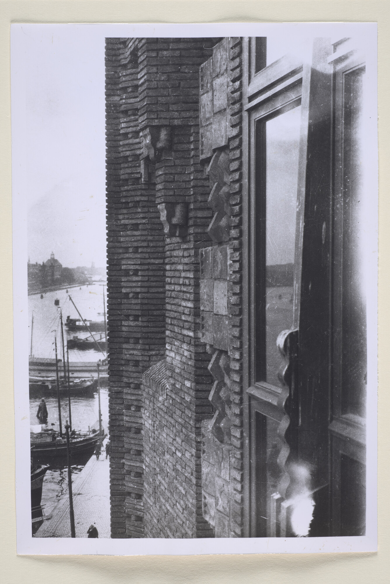 1994.5721 b; Detailfoto's van de ornamenten aan de buitenkant van het 'Het Scheepvaarthuis' te Amsterdam (Gebouwd naar het ontwerp van J.M. van der Mey [...]; fotoreportage